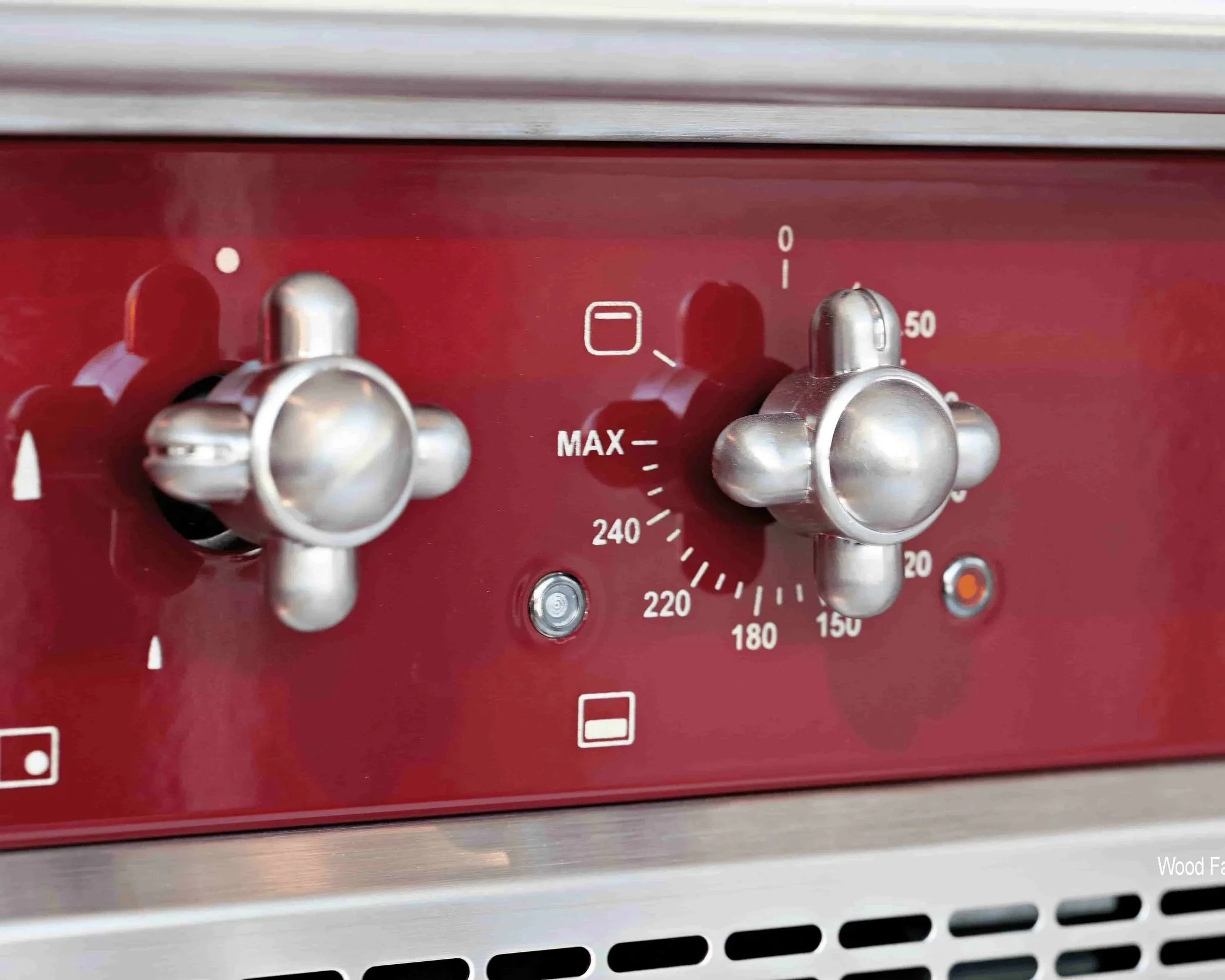Lacanche rot emailliert mit Kreuzgriffen Nickel matt