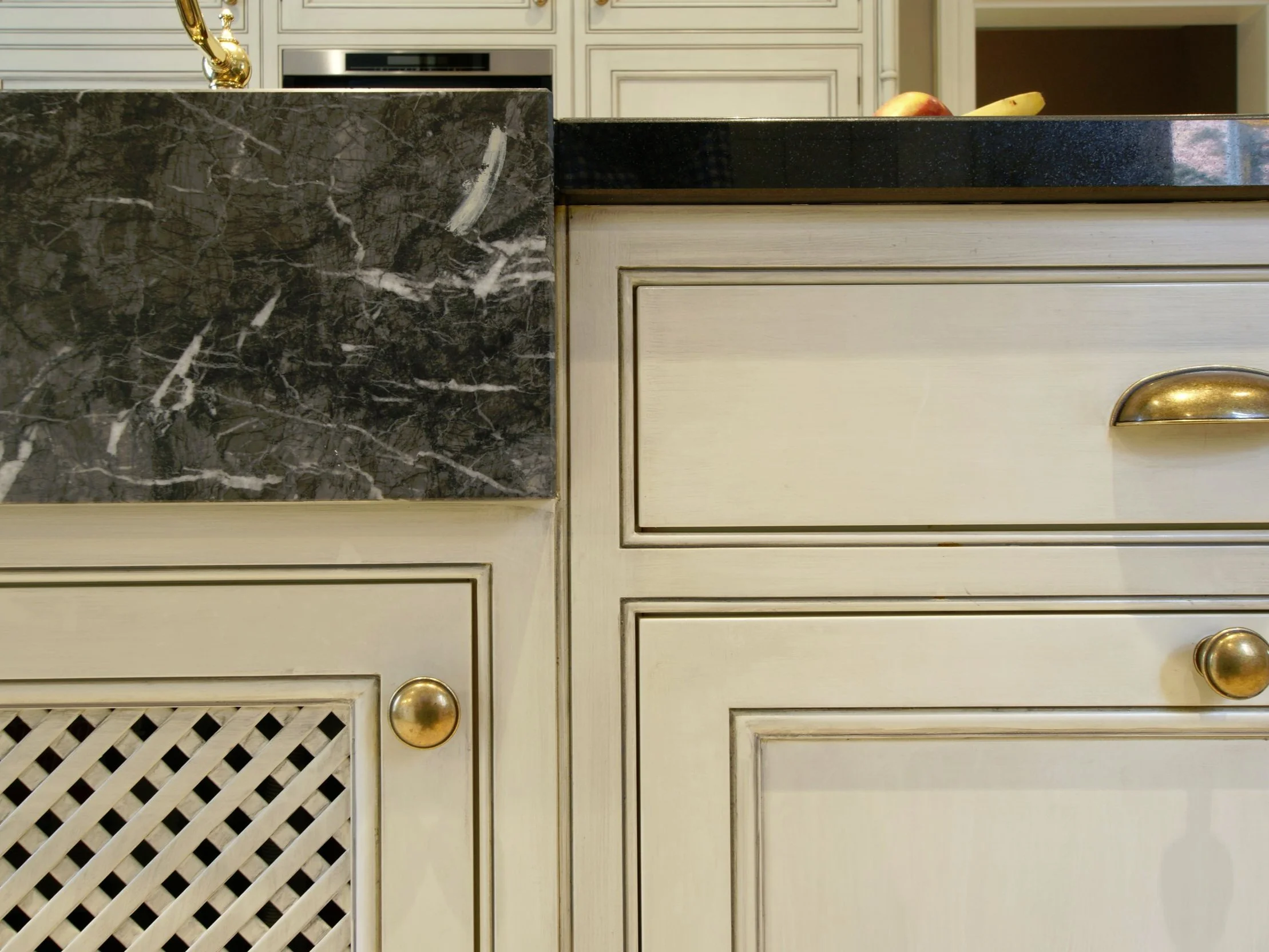 Küche mit Messinggriffen und Spülbecken aus Naturstein