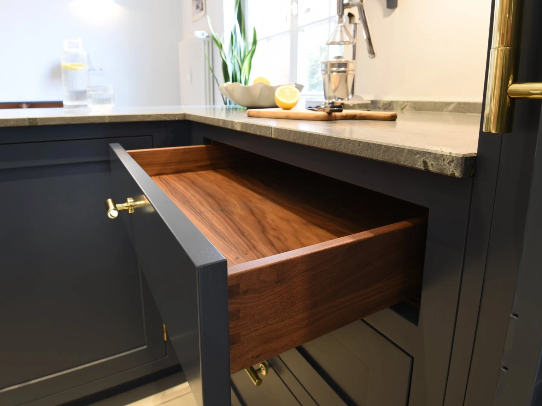 Küche vom Tischler aus Massivholz Nusssbaum