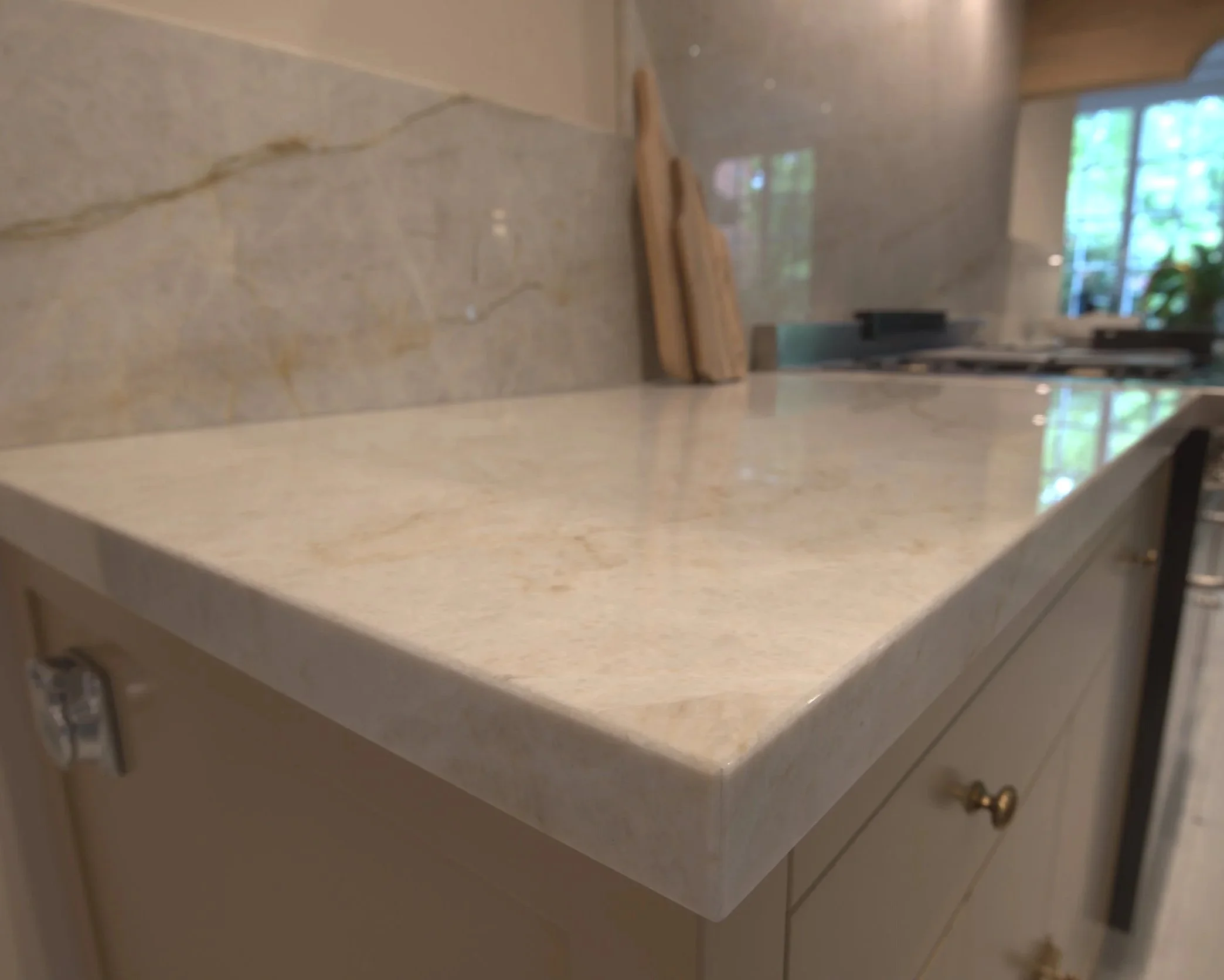 Arbeitsplatte Naturstein Taj Mahal in unserem Showroom in Reinbek bei Hamburg