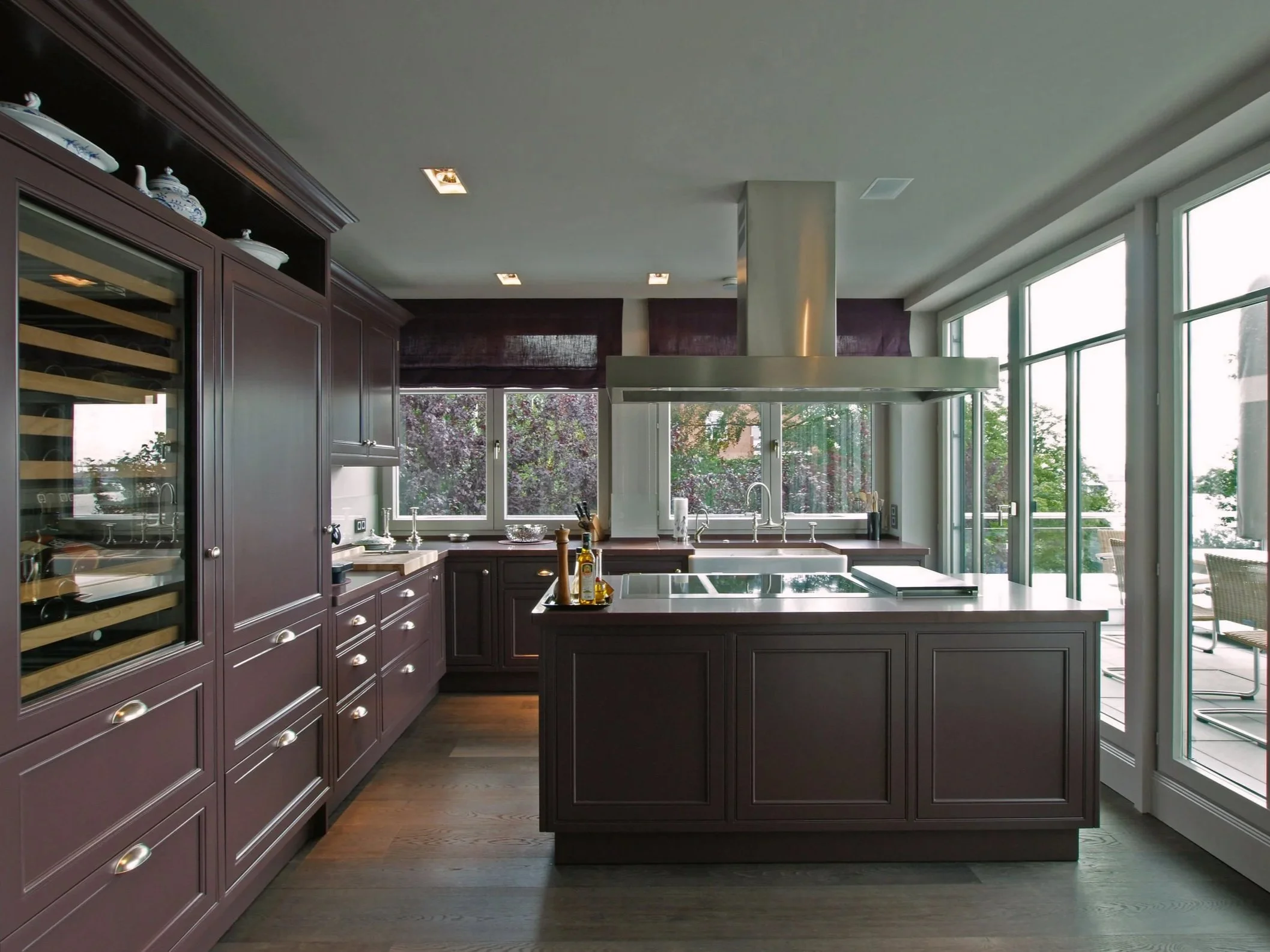 Küchenblock mit Standherd von Lacanche und Abzugshaube