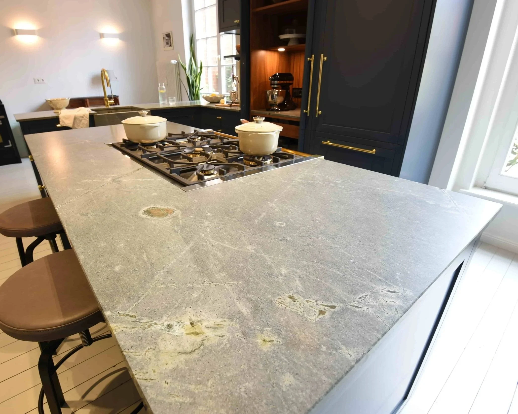 Natursteinarbeitsplatte in einem grau blau Ton in unserem Showroom