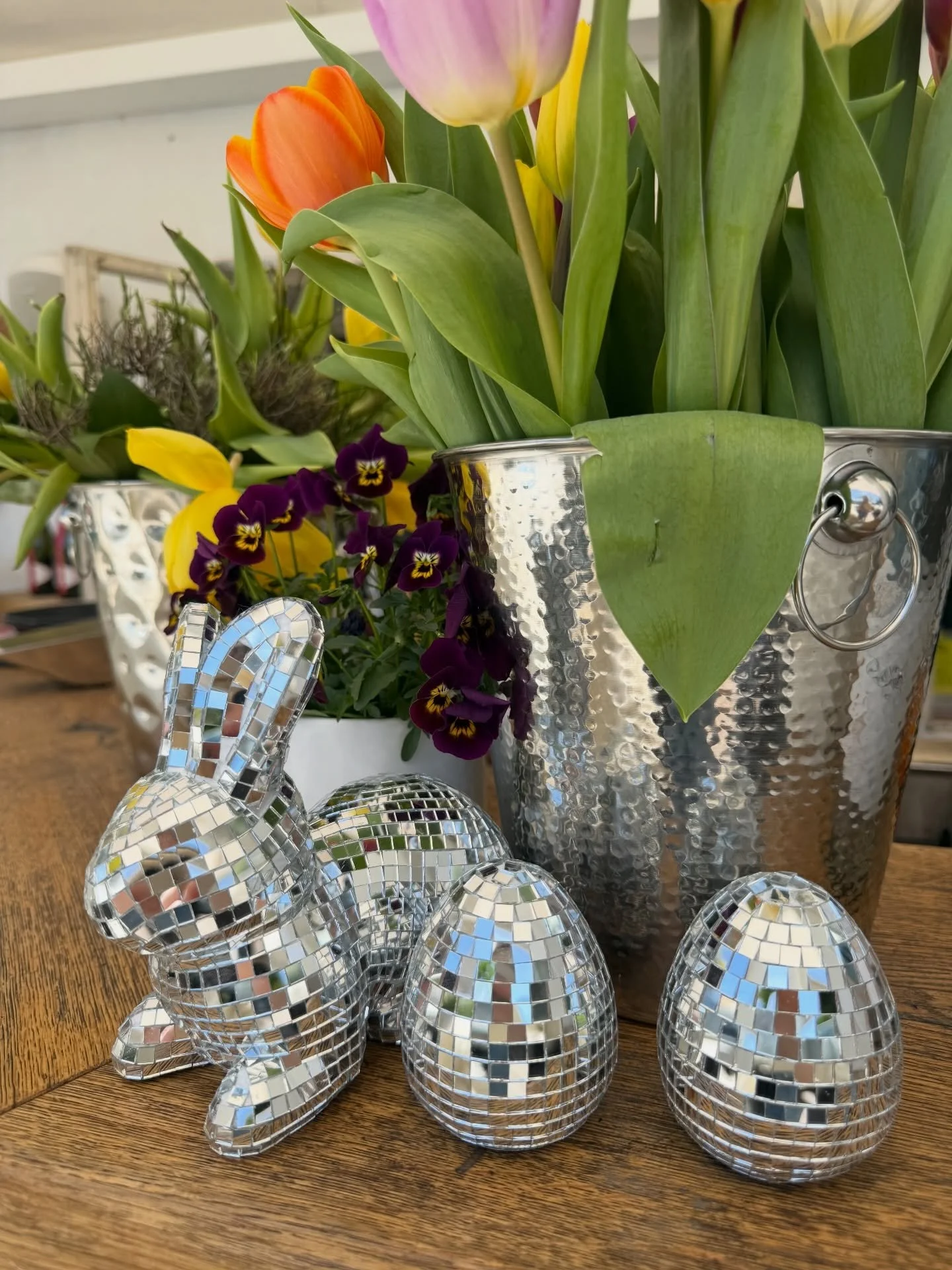 Sun, Spritz &amp; Disco vibes 🐰✨
Daydrinking unter Palmen &ndash; der Easter Bunny ist schon ready f&uuml;r die Party 🌴🥂

Happy Easter aus der Summer Bay 🐣
Meet me under the palms.

#daydrinking #eastervibes #summerbay #watzmann #cocktailtime sal