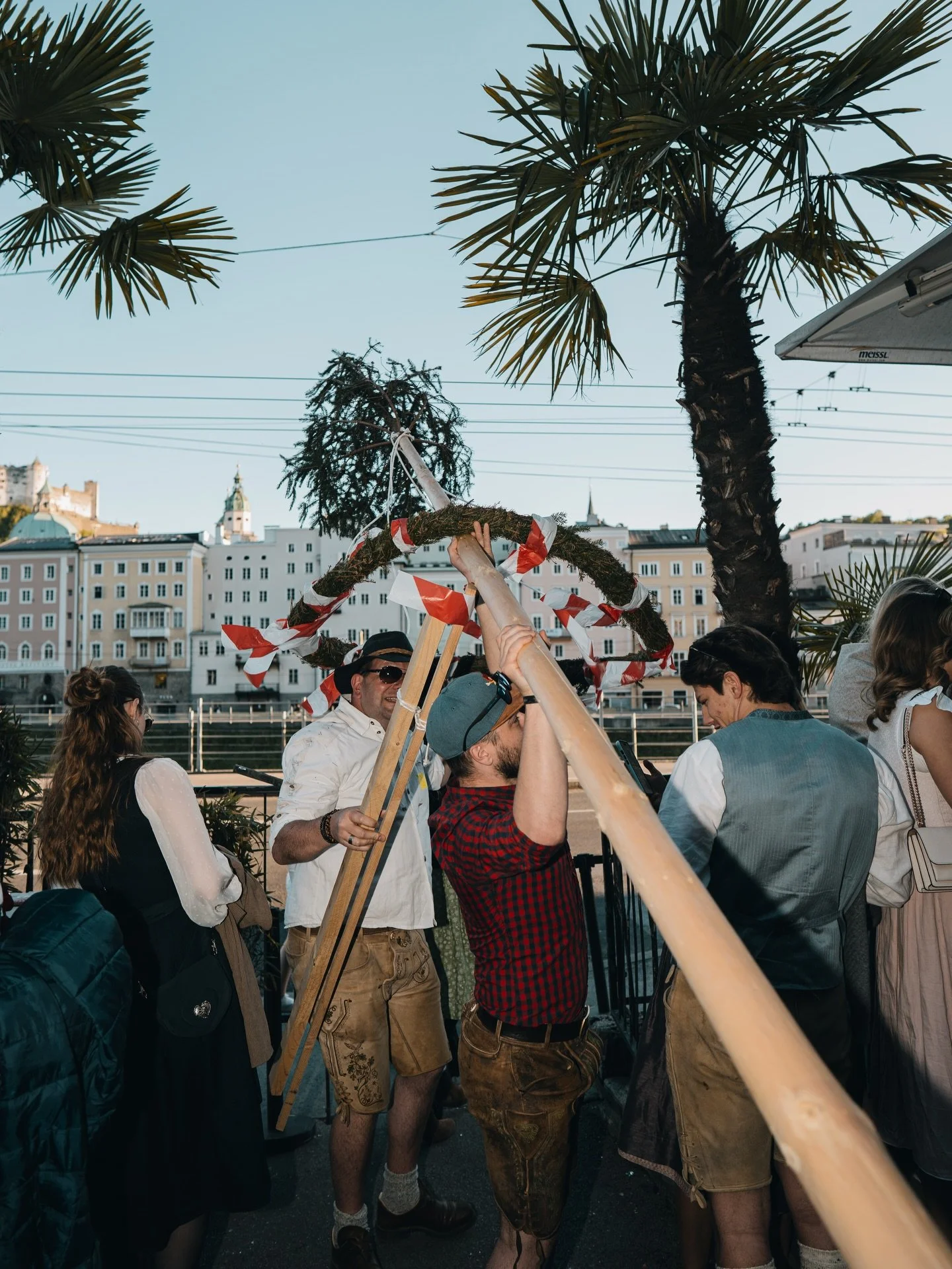POV: Salzburg eskaliert am 1. Mai komplett 😄🌴🍻
Dirndl, Lederhosn, Maibaum, Spritz in der Hand &amp; Stimmung irgendwo zwischen Volksfest und Daydrinking Deluxe 🙌🔥

Danke an alle die mit uns gefeiert haben &ndash; die Bilder sprechen eh f&uuml;r 