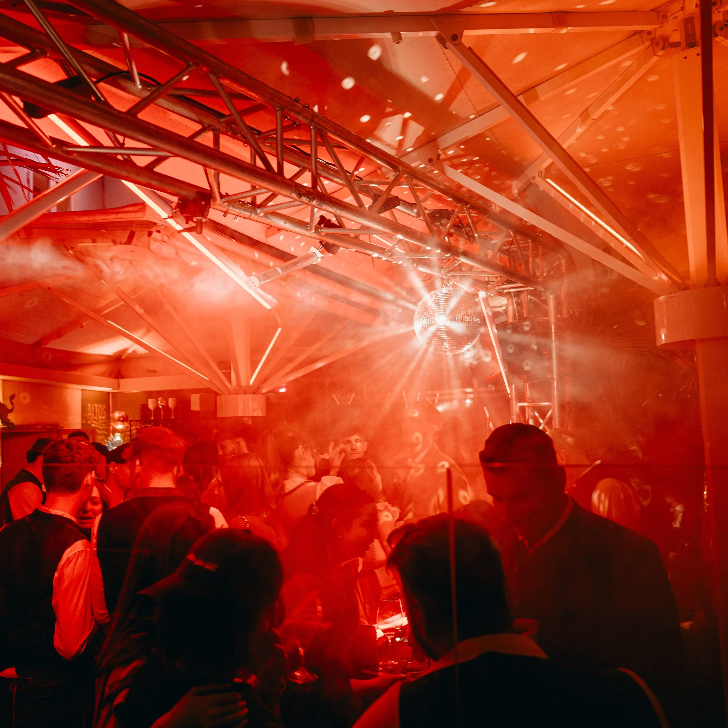 POV: Salzburg wusste am 1. Mai wieder ganz genau wo die Party ist 😮&zwj;💨🍹
Von Daydrinking bis Ausnahmezustand &ndash; einfach ein legend&auml;rer Feiertag 🌳🔥
Danke f&uuml;r diesen Wahnsinn 😍
#Watzmann #MayDay #Dirndl #Lederhosen #SalzburgNight