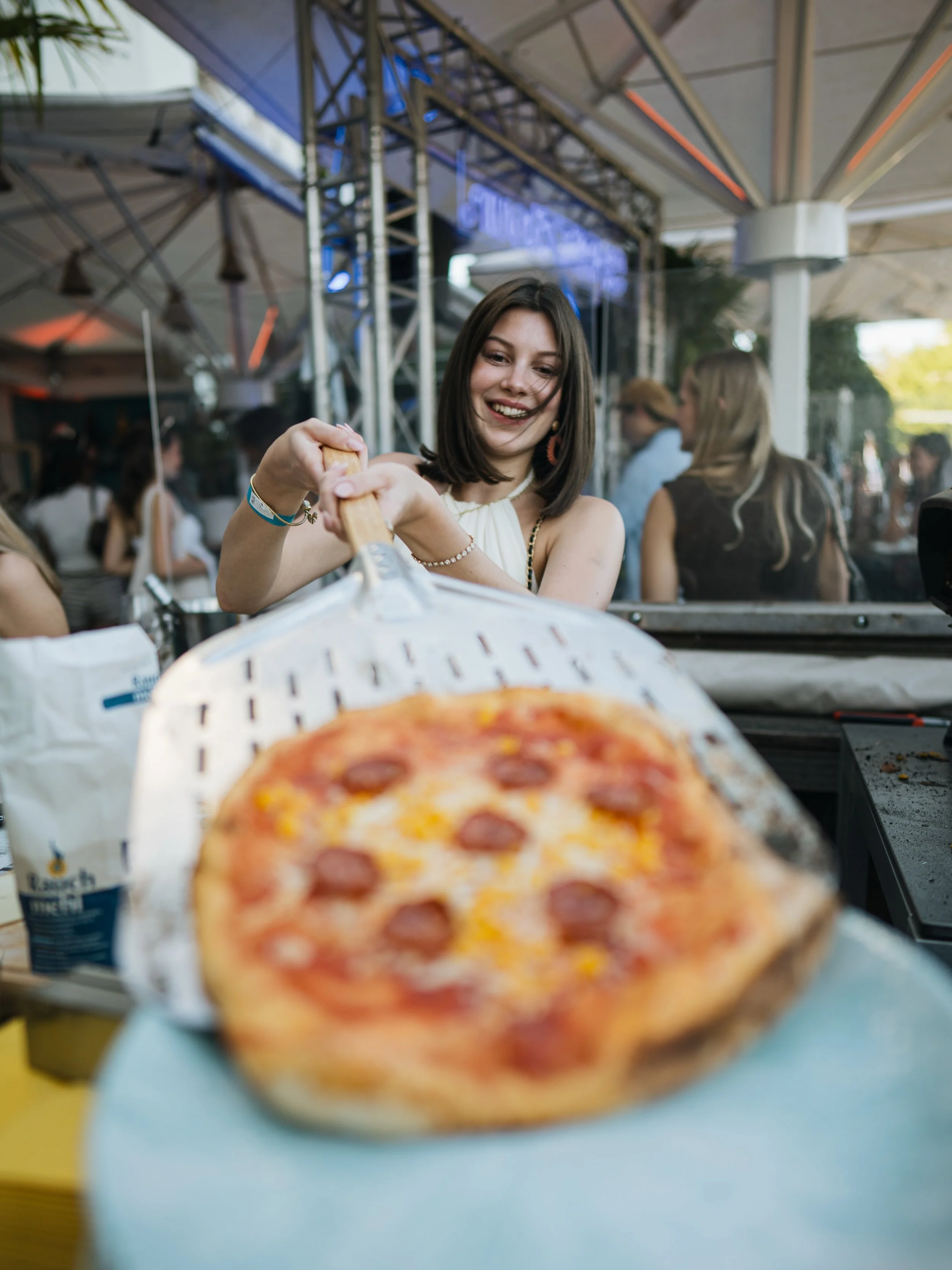 Buon Appetito 🍝🍷by @spritztour.events 
Una di quelle notti&hellip; die man nicht plant, aber nie vergisst ✨
Ciao ragazzi 🇮🇹❤️

#ItaloNight #BuonAppetito #CiaoRagazzi #SummerVibes #CocktailNight SalzburgNights