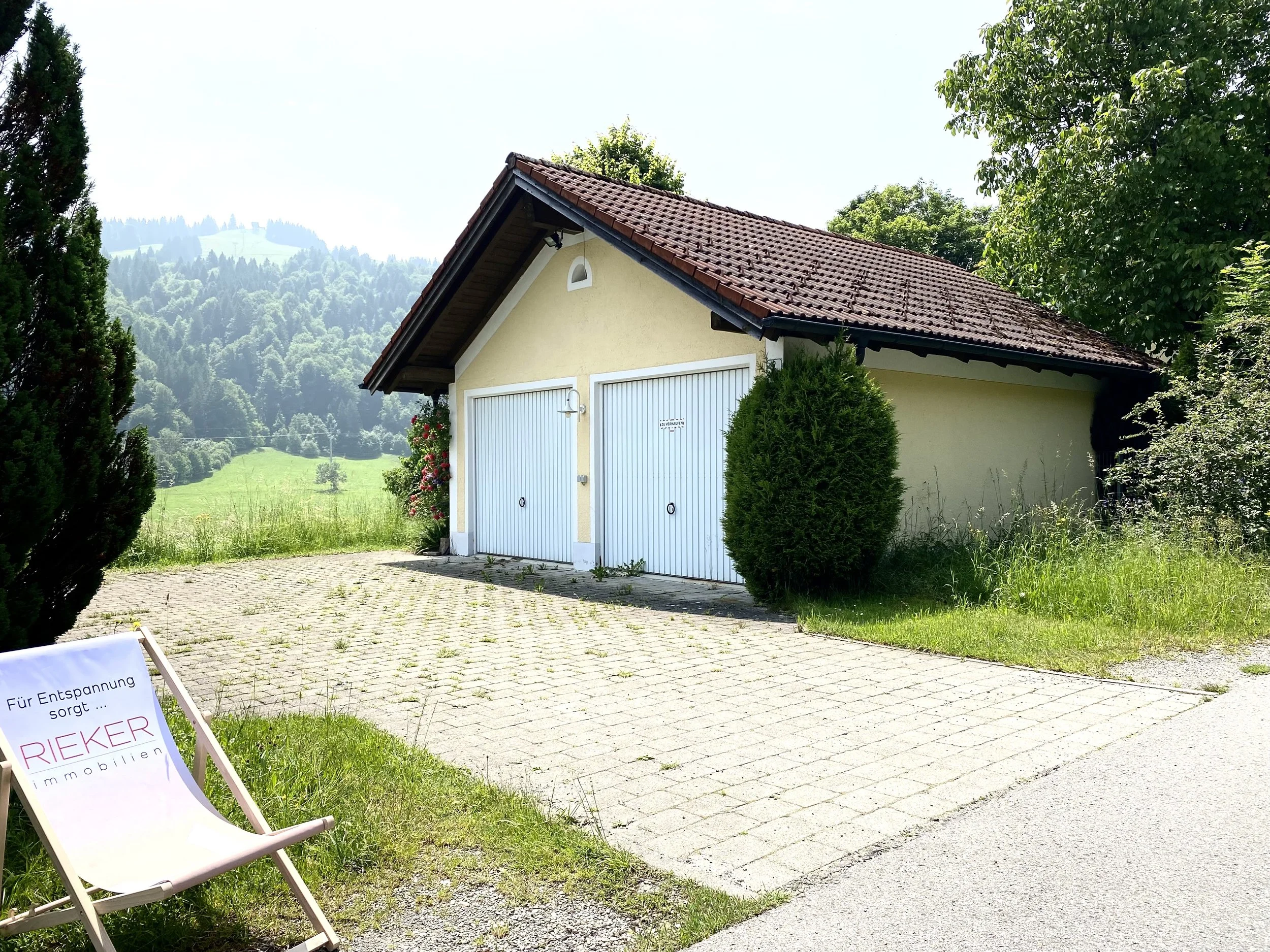 Doppelgarage mit Hof.jpg