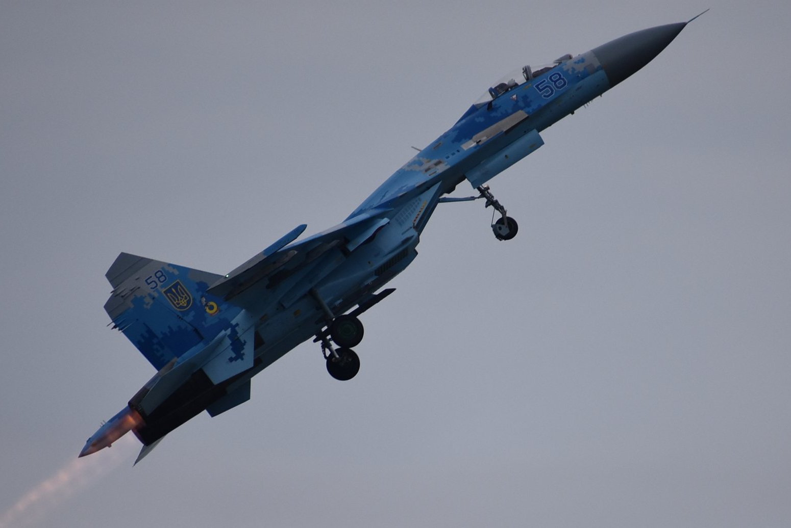 Ukrainian Airforce SU-27 in a steep climb with afterburners at RIAT 2018 (Royal International Air Tattoo)
