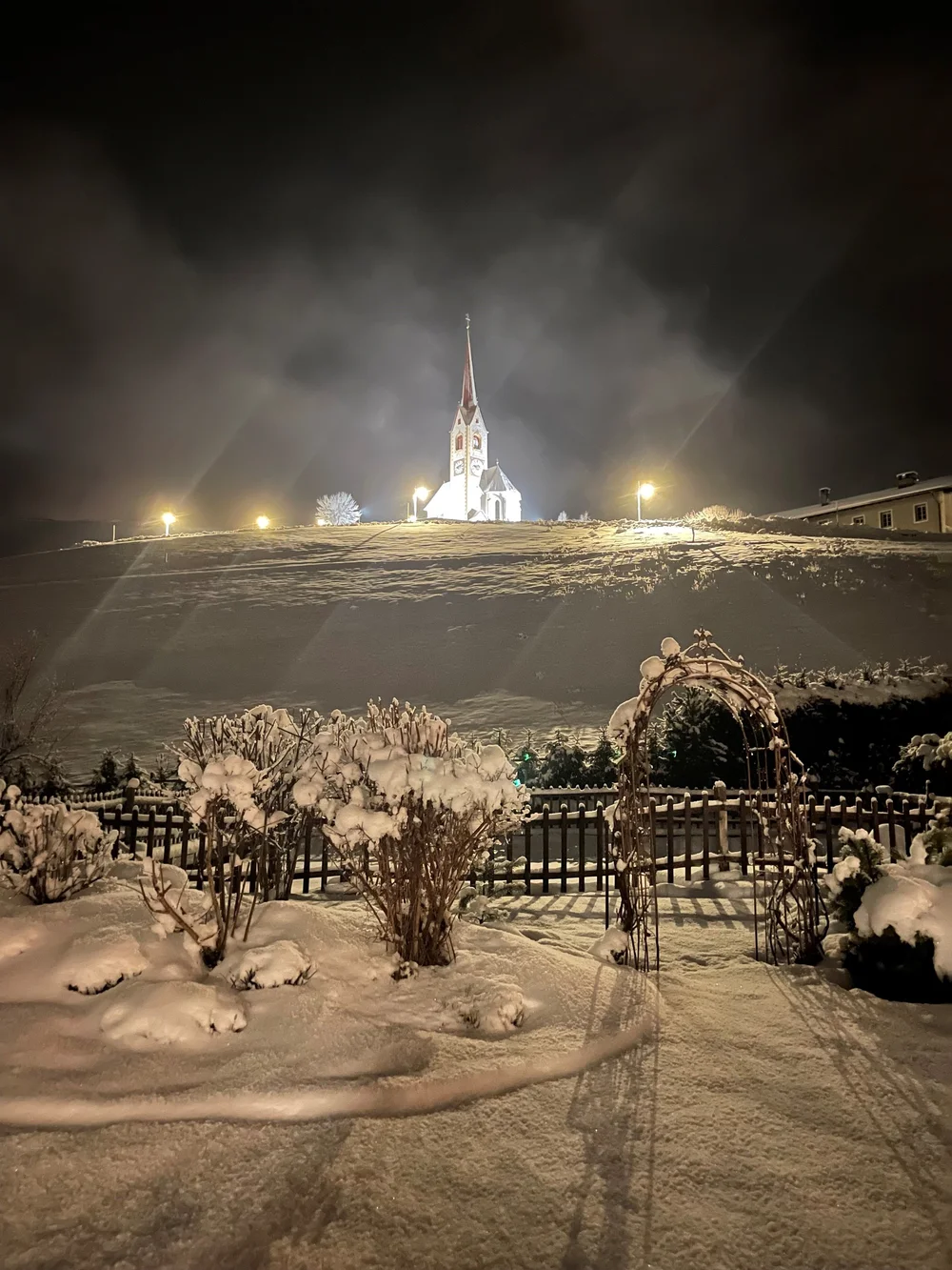 Kirche mit Garten Nacht.jpg