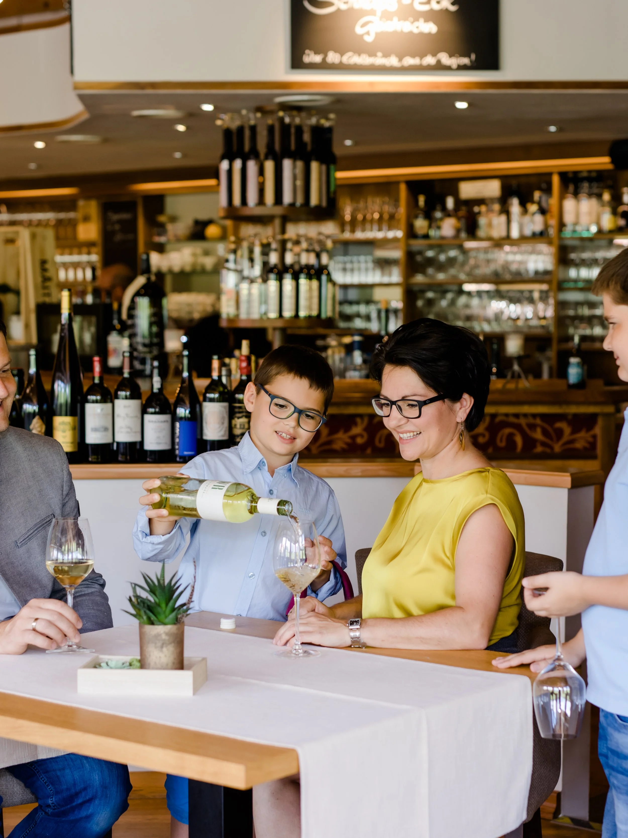 Christoph beim Wein einschenken.jpg