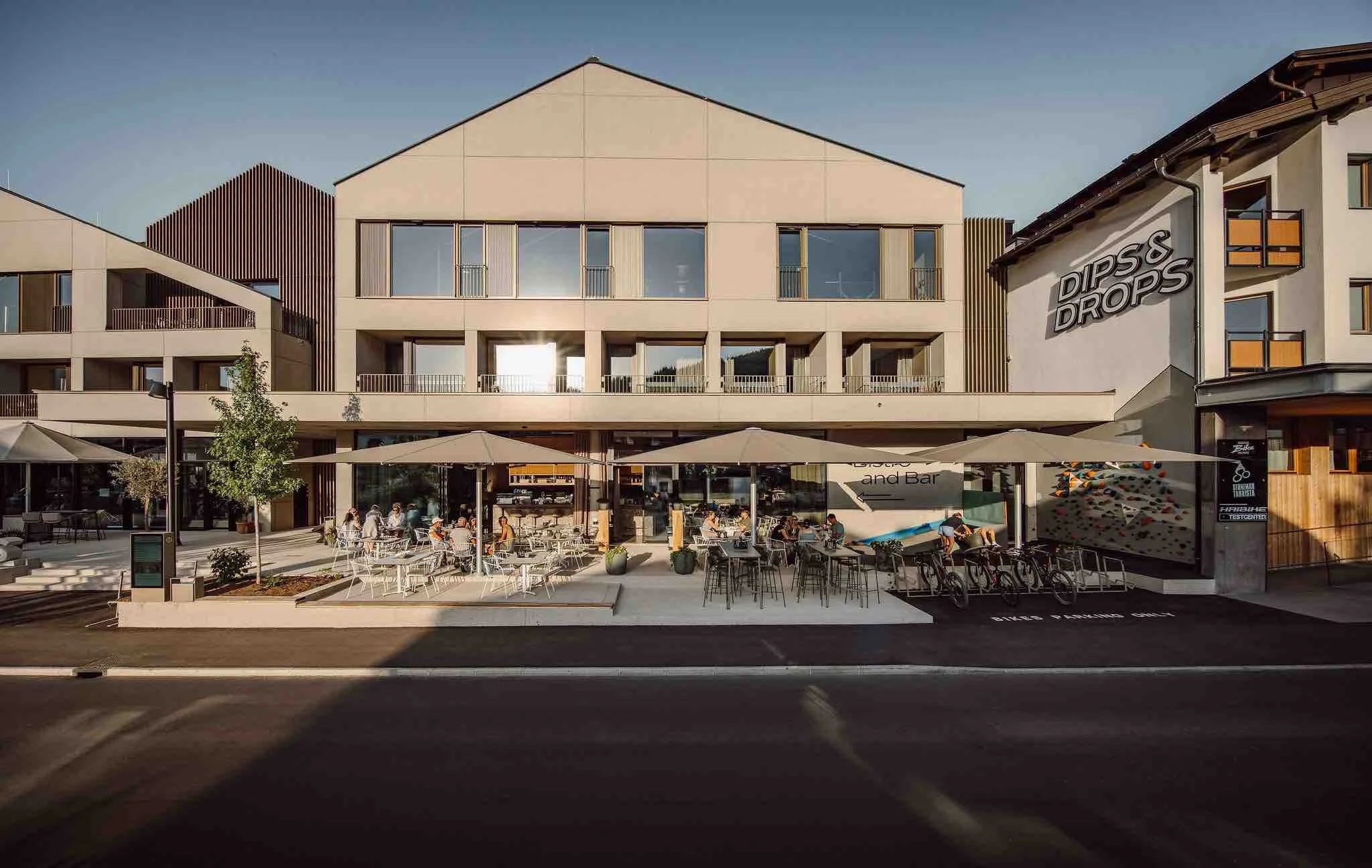 DIPS&amp;DROPS - Hotel · Sports · Spa · Restaurants             The First Bike &amp; Ski Hub