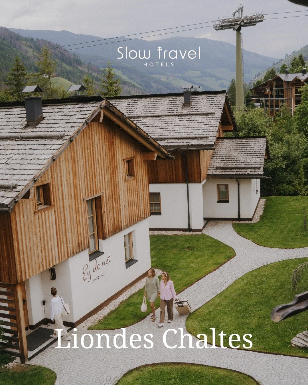 🏔️ Slow Travel in den Dolomiten: @liondeschalets 🌿

Mitten im Herzen der Dolomiten, in St. Vigil, laden die LIONDES CHALETS dazu ein, die Berge ganz bewusst und im eigenen Tempo zu erleben. Traditioneller Stil trifft auf modernes Design, viel Priva