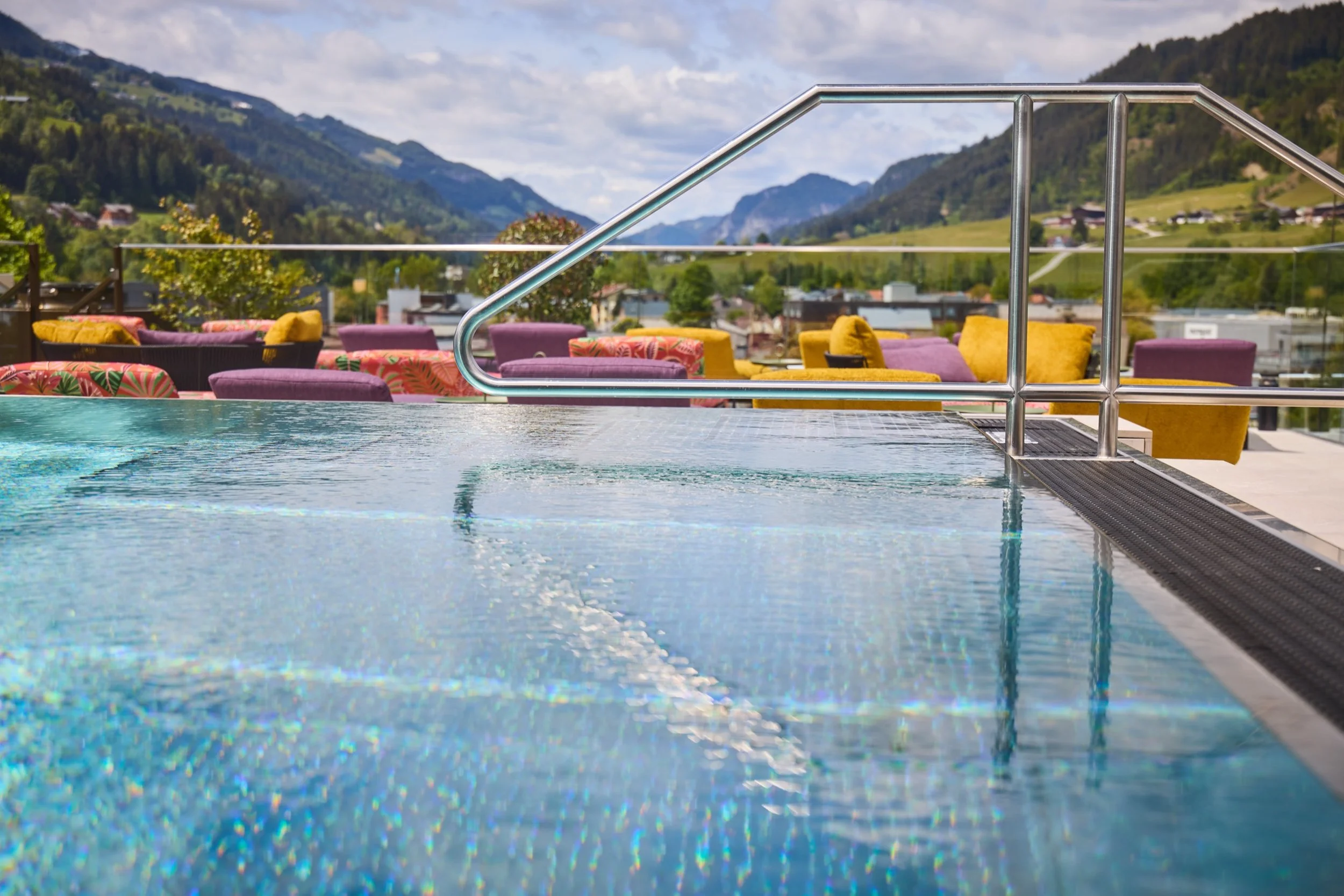 hotel-noa-schladming-rooftop-pool-14.jpg