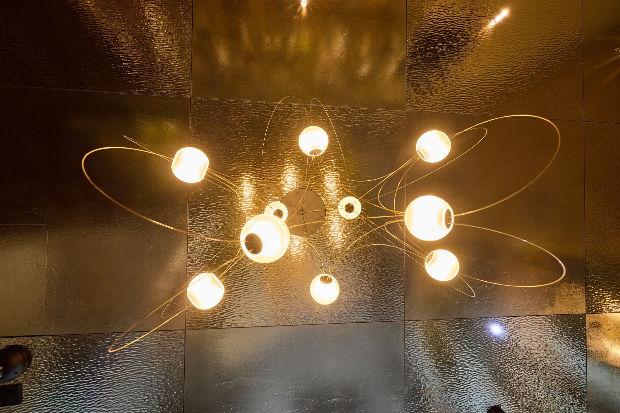 hotel-noa-schladming-deckenlampe-design-gold.jpg