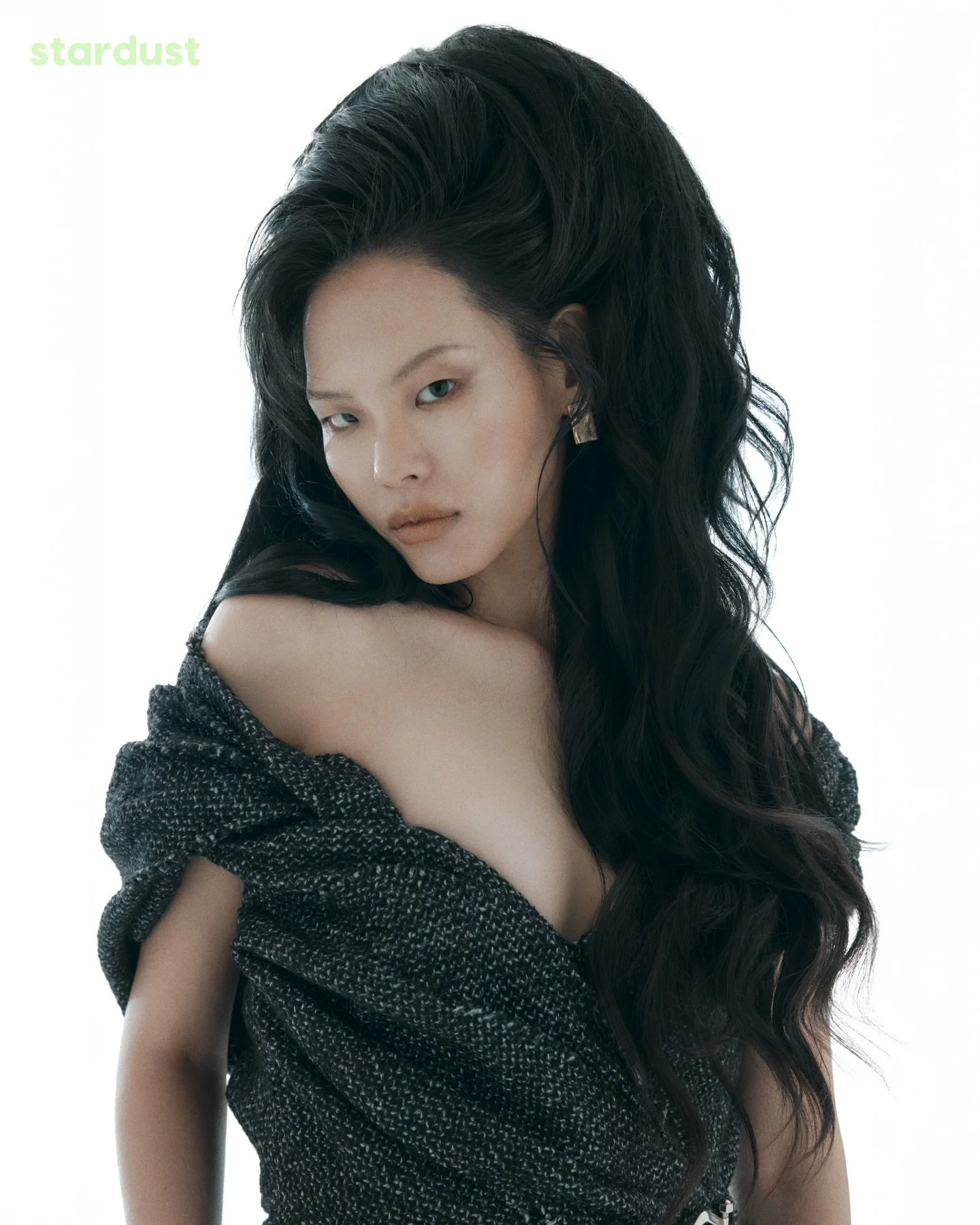 Stardust presents &ldquo;Plastic Emotions.&rdquo; A cold face, a sculptural silhouette&mdash;from within them, unexpected emotions break through. Artificial, plastic-like expressions quickly crack, and through those delicate fractures, unnoticed warm