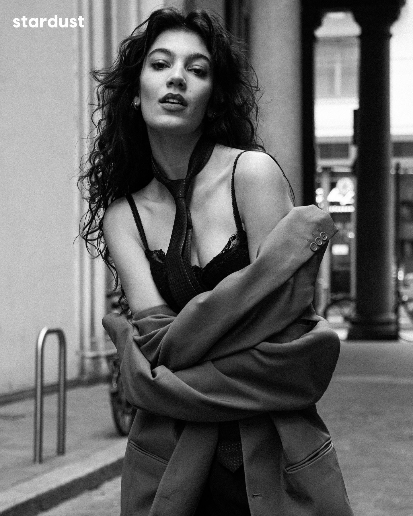 In Urban Icon, Milan becomes less a backdrop and more a collaborator, sharpening the silhouettes, catching the light, and keeping the whole narrative in motion. 

Link in bio for more. 

Photographer: @padu_m
Model: @clarapignatta 
Italian Agency: @r