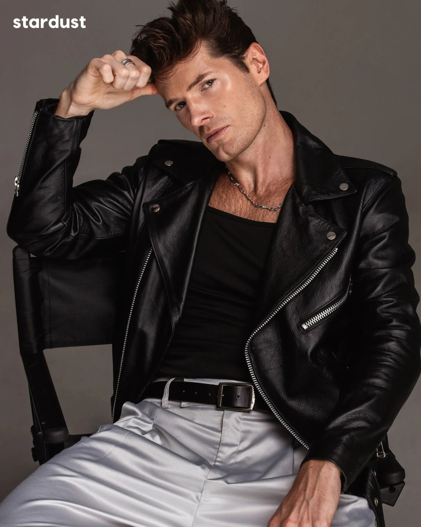 A wardrobe that changes, a pulse that doesn&rsquo;t. He slips between intimacy and everyday looks while expression does the heavy lifting&mdash;loose, honest, and alive.

Link in bio for more. 

Photographer: Danilo Friedl (@danilofriedlfotografia)
M