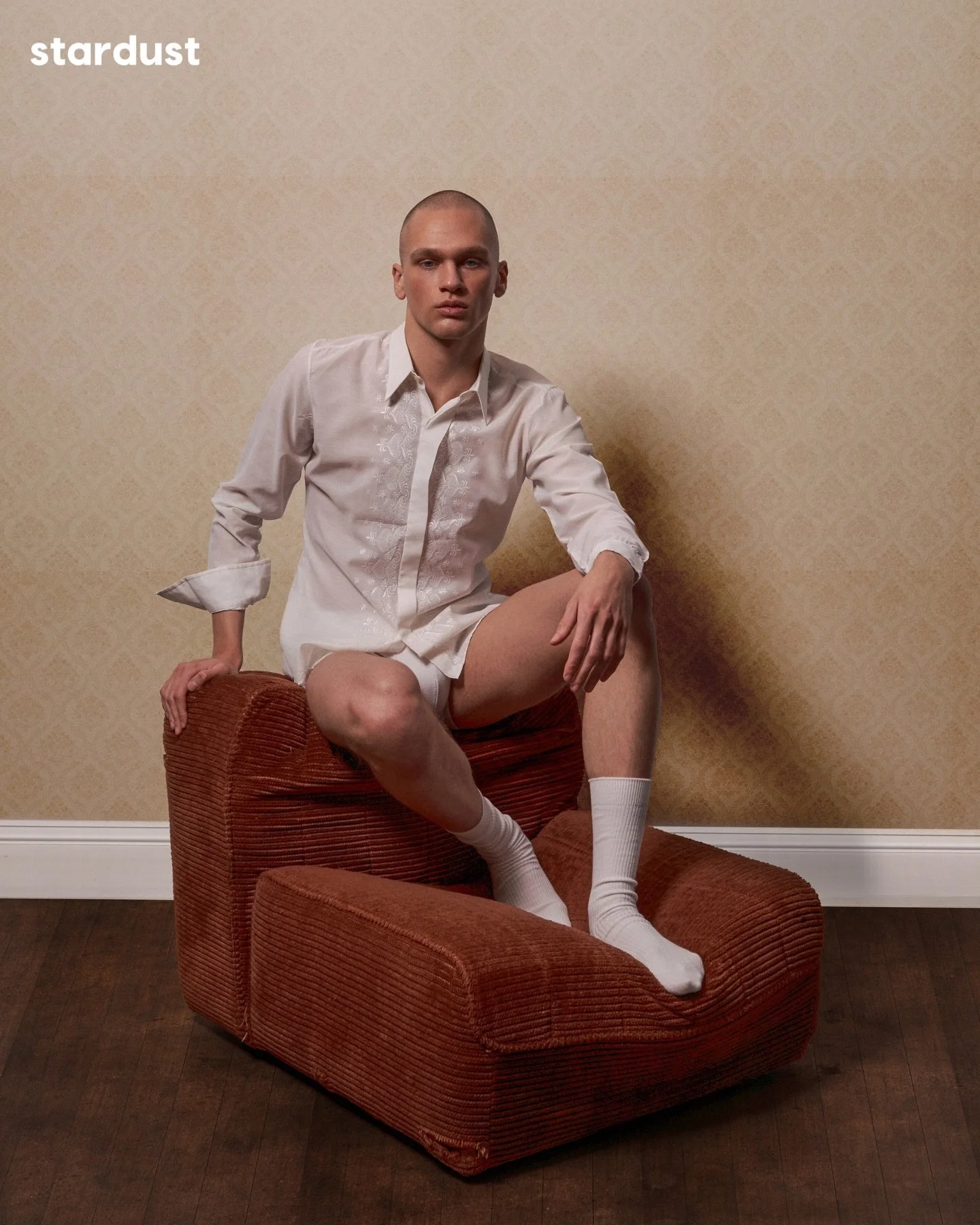 The story takes place in a domestic environment and explores an intimate, natural vision of youth: everyday moments within the protagonist&rsquo;s personal space, with a relaxed and honest aesthetic. Link in bio for more. 

Photographer: Paulino Coba