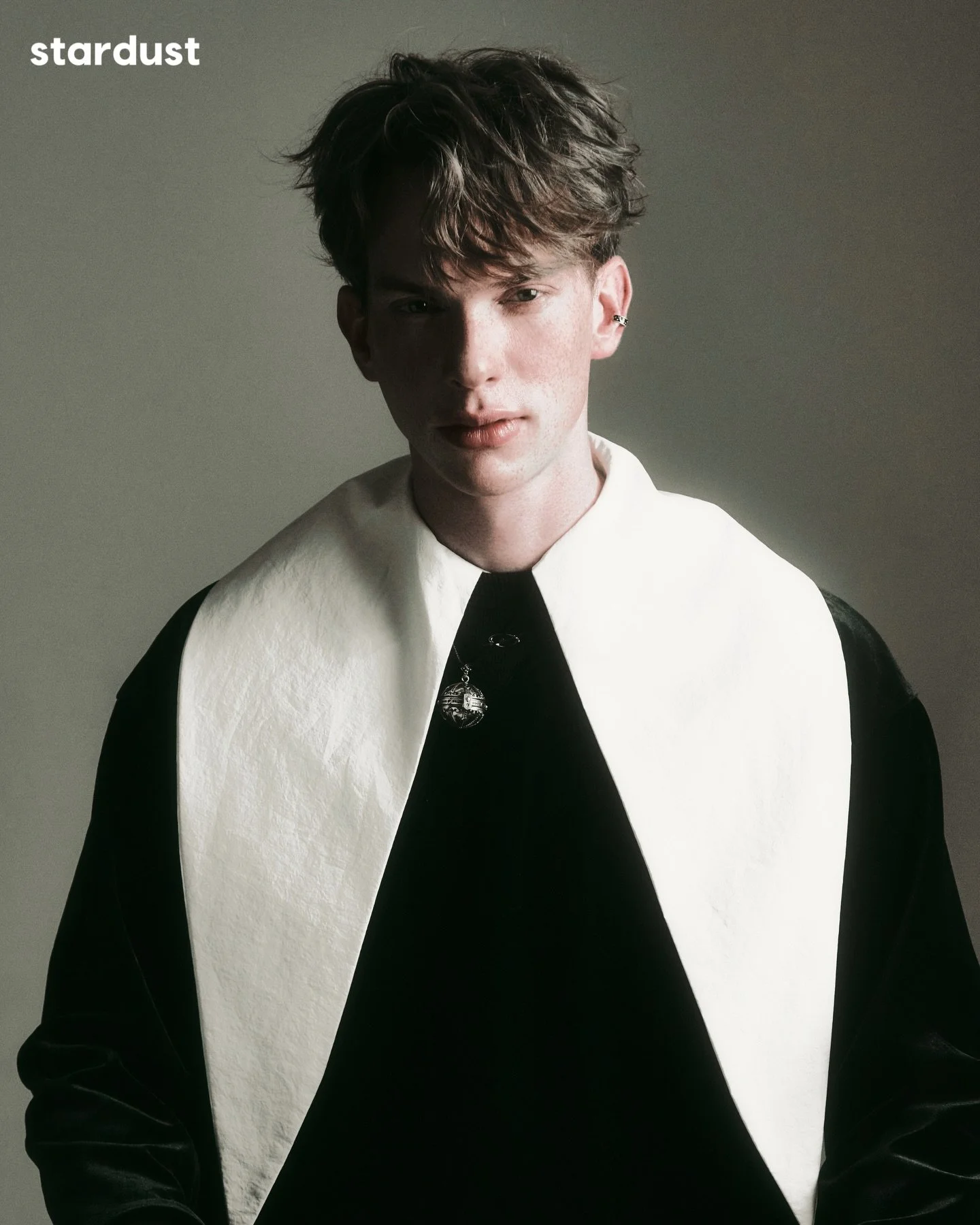 A photography series that reinterprets classical chiaroscuro into modern portraiture, using light and shadow as paint. Link in bio for more.

Photographer: @yoosugon
HMUA: @ru.mkup @ru.ddk
Stylist: @jade_jade_jaded and @have._sta1
Model: @_lucasantun