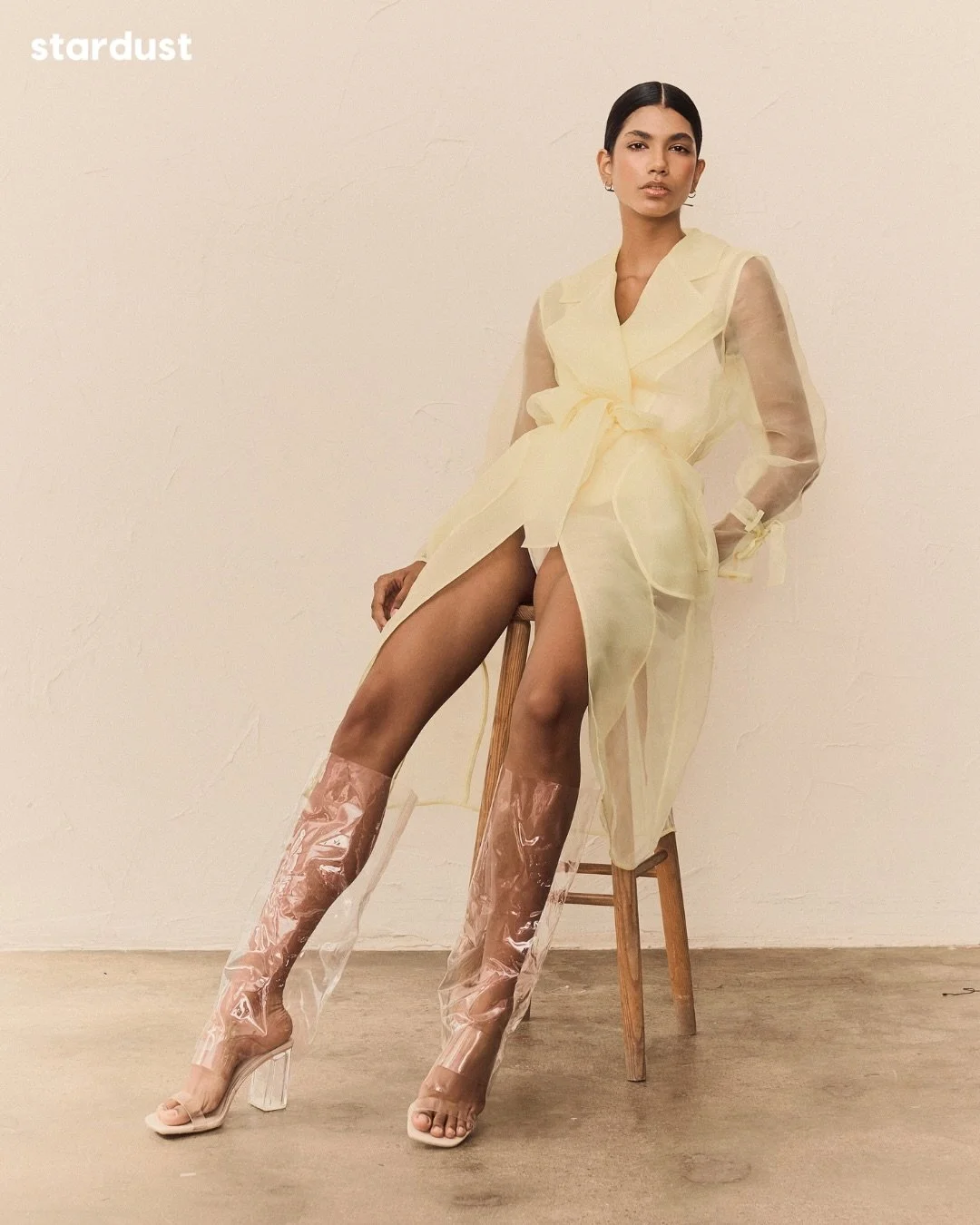 Between cold metal and soft plastic, contrast becomes its own language. Cellophane transforms the studio into an industrial stage, where sharp reflections and artificial textures meet a delicate yet magnetic femininity.

Hardness meets skin, precisio