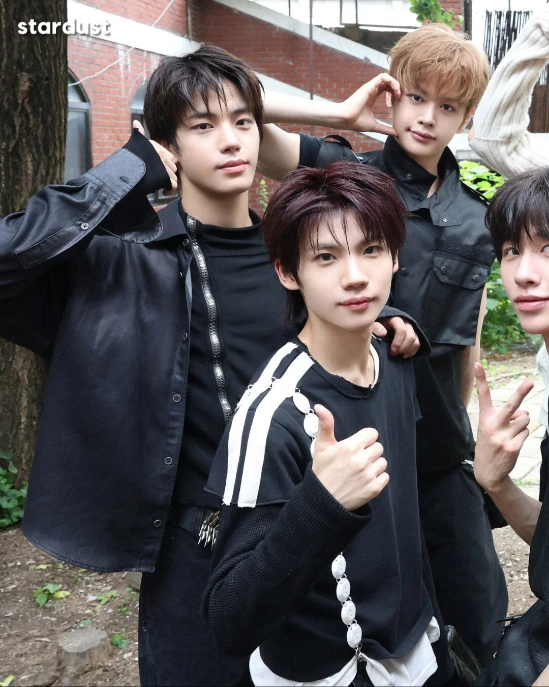 CLOSE YOUR EYES are learning to trust their instincts &mdash; and each other.

With their fourth mini-album 256th Note, JEON MINWOOK, MA JINGXIANG, JANG YEOJUN, KIM SUNGMIN, SONG SEUNGHO, KENSHIN, and SEO KYOUNGBAE explore jazz-inspired spontaneity, 