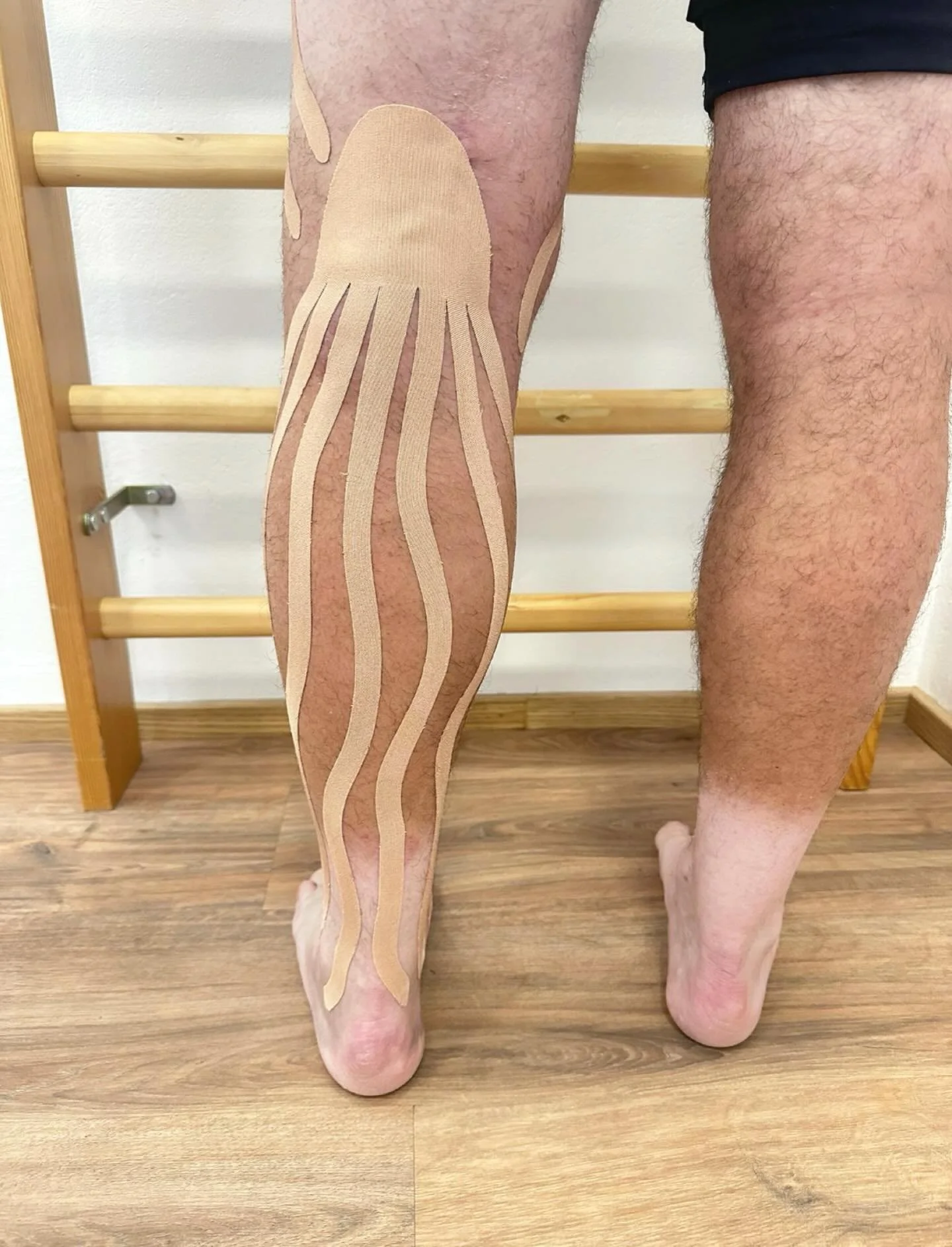 Sieht aus wie Kunst - ist aber Physiotherapie!
Unser Physio Michi @physio_michael_brandner kennt viele verschiedene Taping-Techniken, die eure physiotherapeutische Behandlung optimal unterst&uuml;tzen und die Regeneration f&ouml;rdern. ✨#Therapiezone