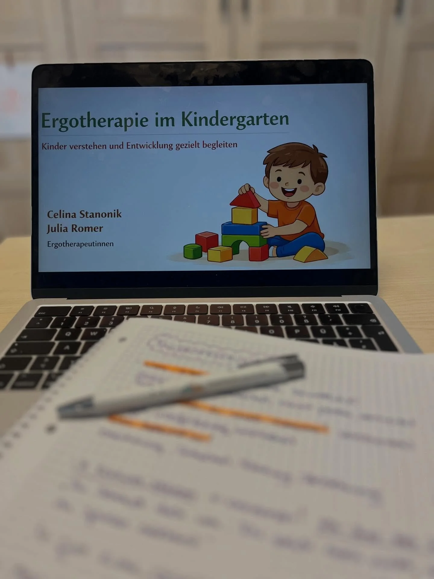 Letzte Woche dufte ich einen Workshop f&uuml;r P&auml;dagog:innen in Kindergarten gestalten 💛 
Gemeinsam haben wir besprochen,
🧡 was Ergotherapie eigentlich ist
🧡 wie wir die bestm&ouml;gliche Unterst&uuml;tzung f&uuml;r die Kids  erreichen

Im Mi
