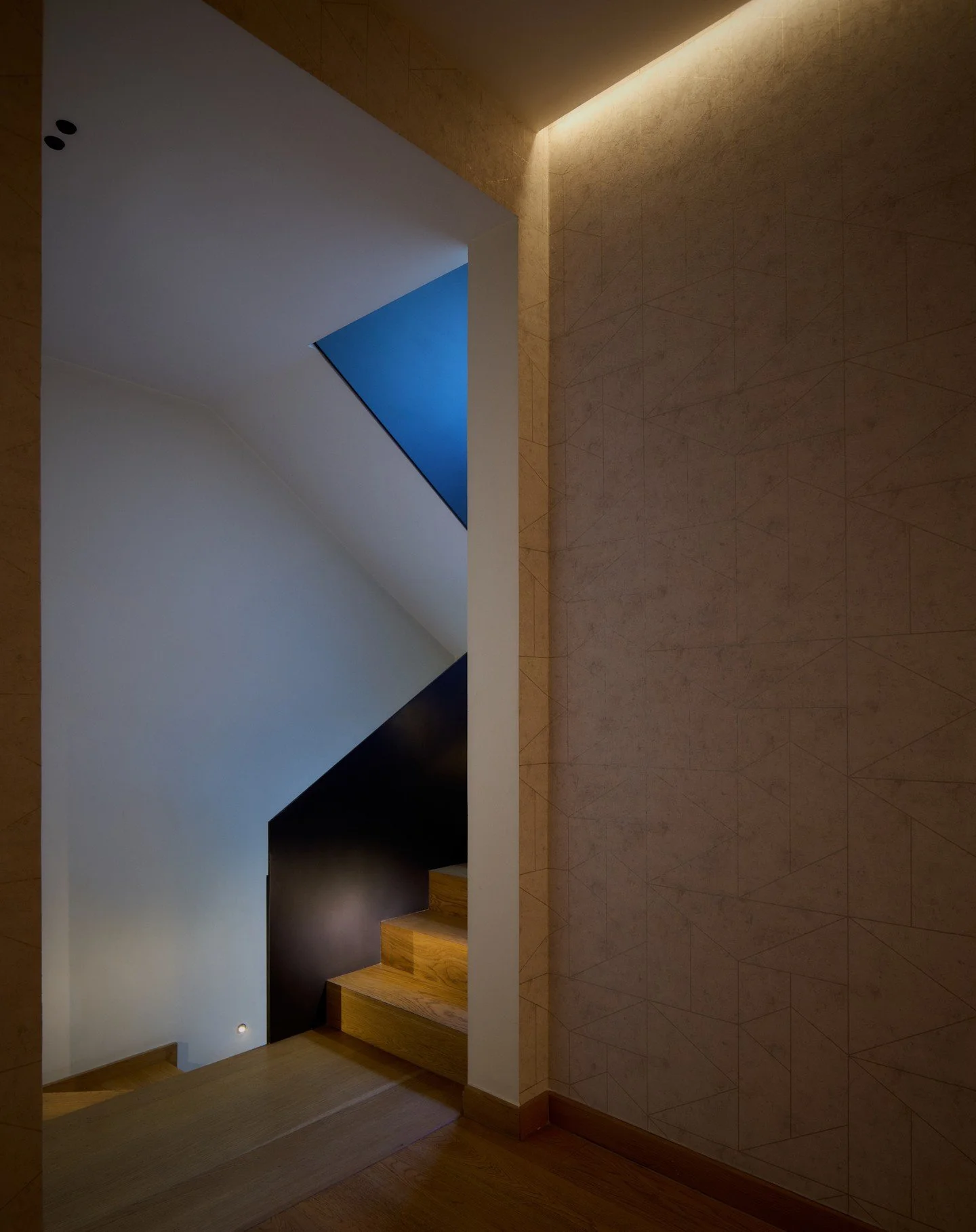 Project Name: DZ Apartment
Location: Beirut, Lebanon
Lighting Design: Black Box
Interior Design: Cherine El Zein
📸: Bahaa Ghoussainy

#LightingDesign #InteriorLighting #LightingIdeas #LightingInspiration #HomeLighting #LightingTrends #LightingSoluti