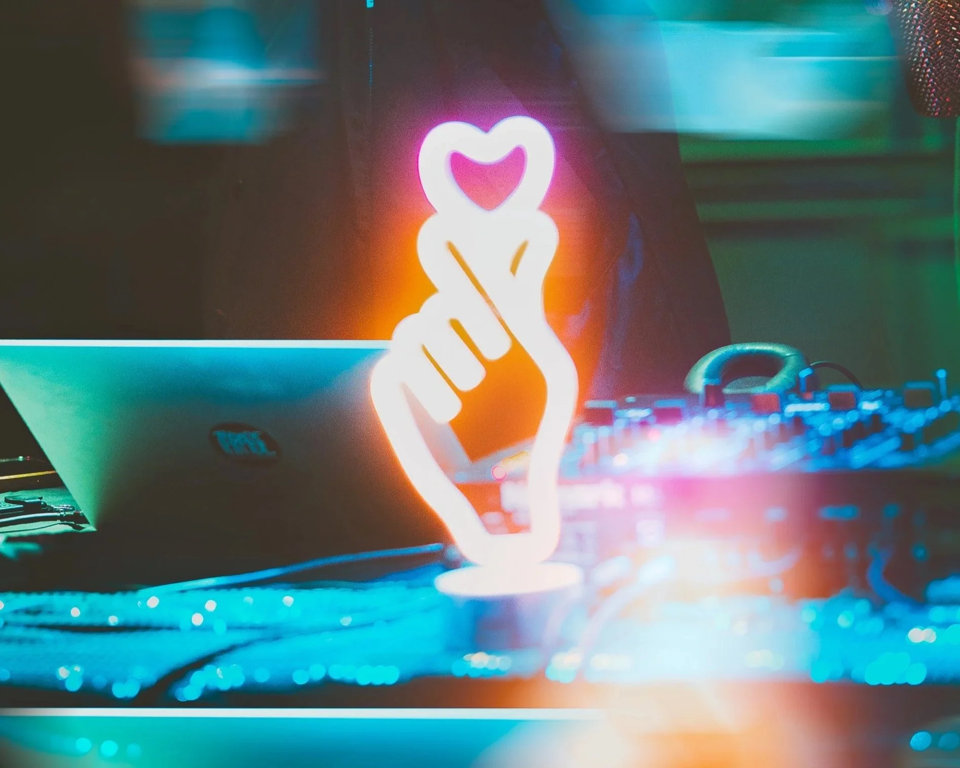 photo de DJ Carolynn au SAF Club à Morgins - duo de DJ valaisannes aux sets uniques et délirants.