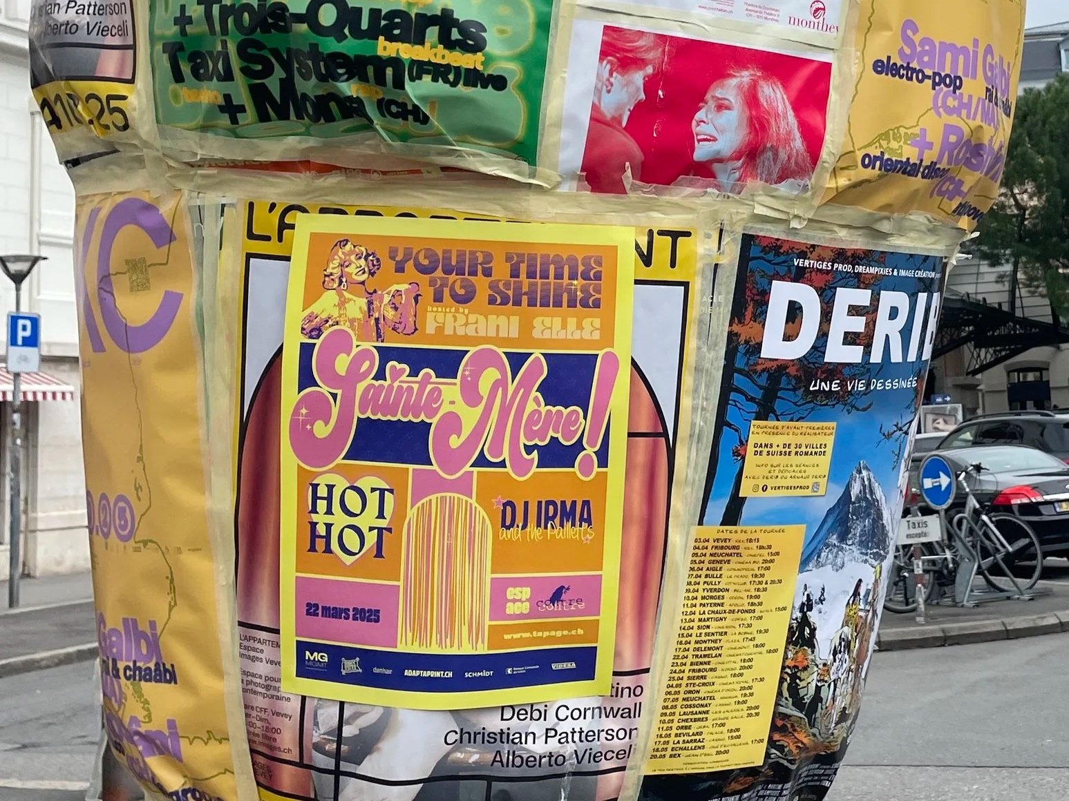 Affiche multicolore de l'événement appelé 'Sainte-Mère!'. Événement et concept dont la communication et diffusion sont confiées à TAPAGE