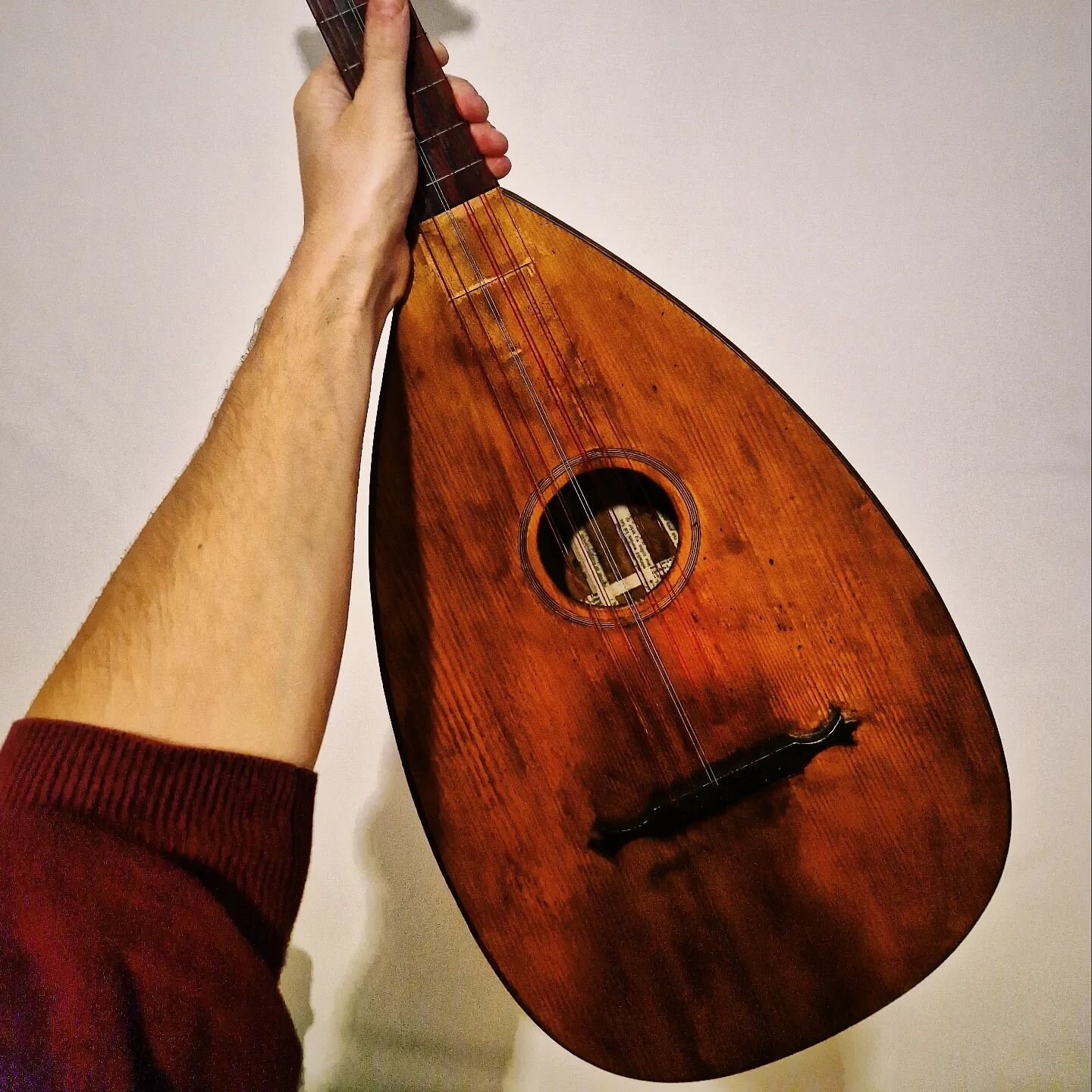 Deze bad boy wordt helaas weinig gebruikt. Instead of cowbell, do we need more lute or sitar? #feeling #Arabic