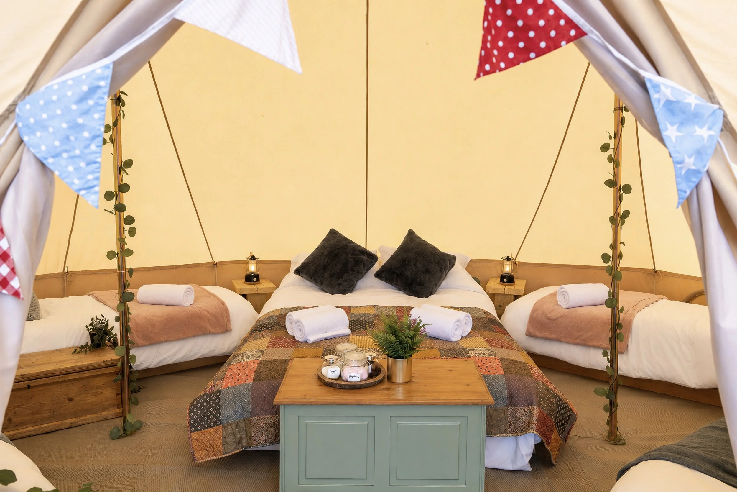 Walnut-Emperor-Tent-for-6-interior.jpg