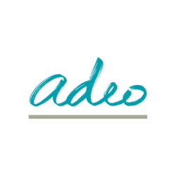 Logo avec le mot 'adeo' écrit en cursive bleue sur un fond blanc