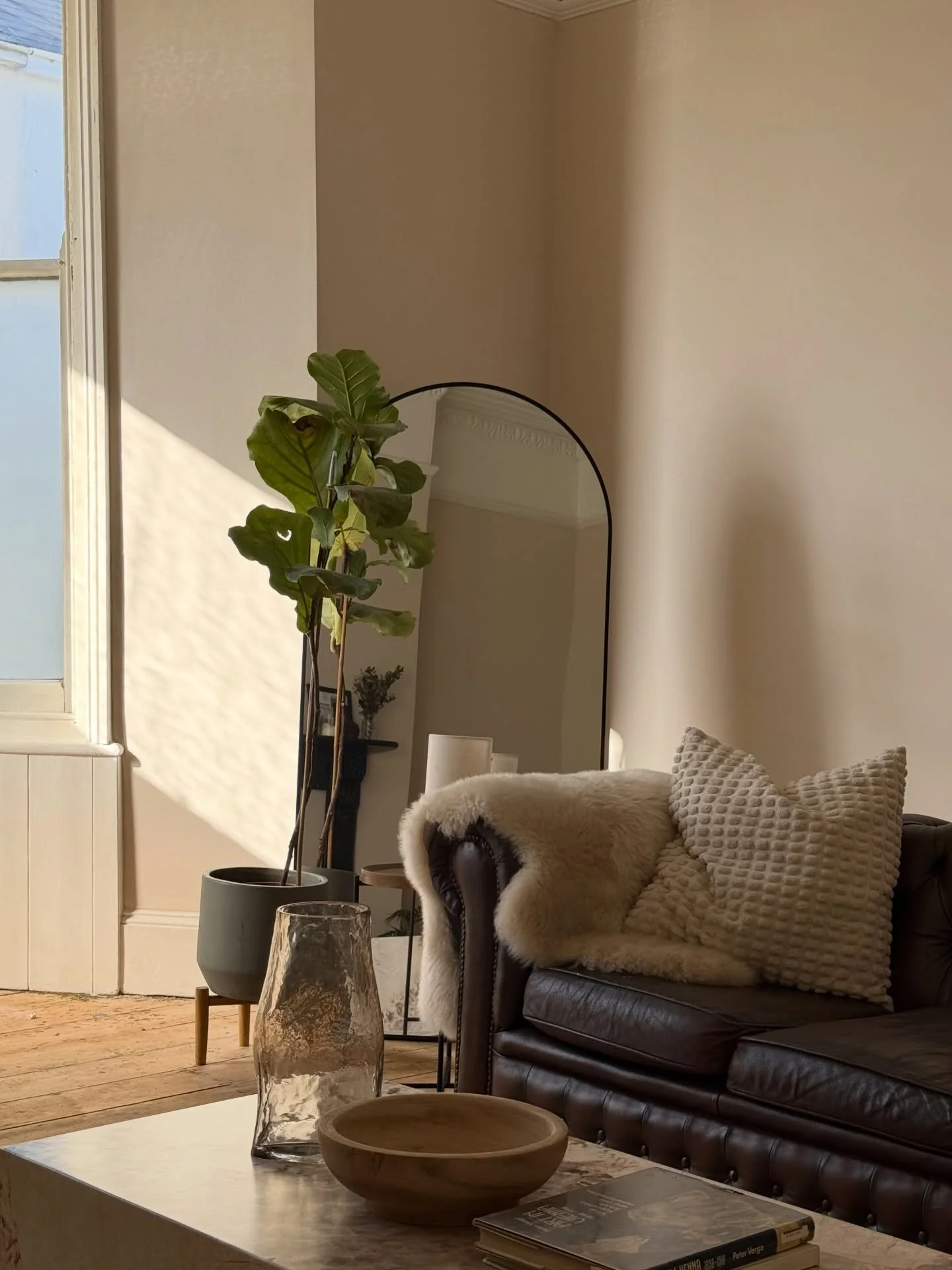 I always get a lot of questions about how the house renovation is going, the answer is that between work, two children and other commitments it&rsquo;s happening very slowly ! 

We are getting there little by little with our living room, with a few c