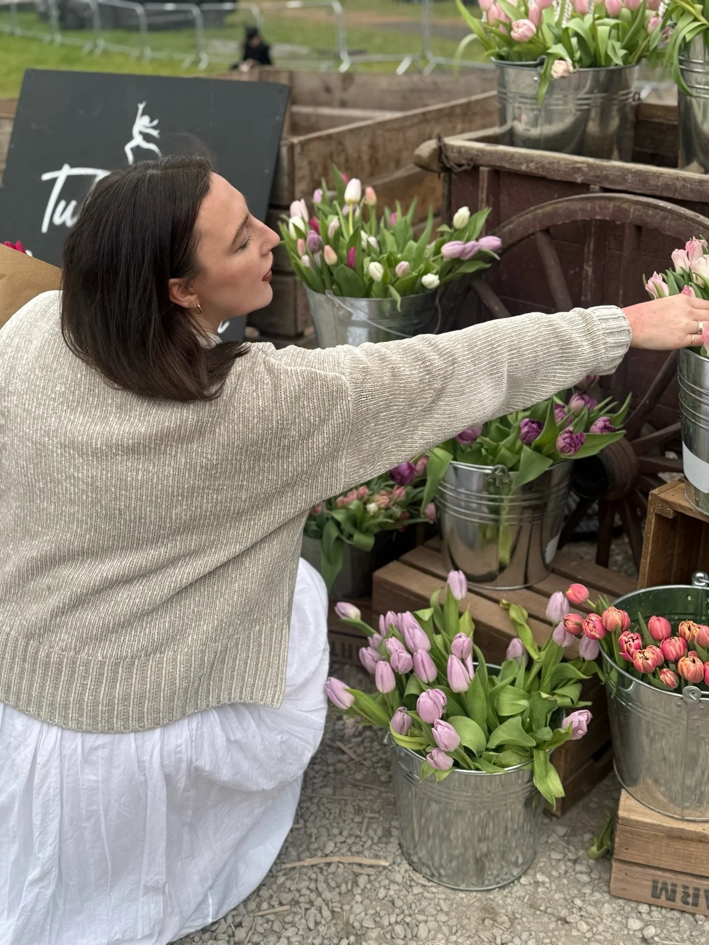 Feeling windswept &amp; whimsical after a trip to the beautiful @dartsfarm yesterday.

A morning of tulip picking followed by afternoon tea in The Yard Restaurant. 🍓🍰

Left with armfuls of goodies from the farm shop for my Easter table today! 

#Pr