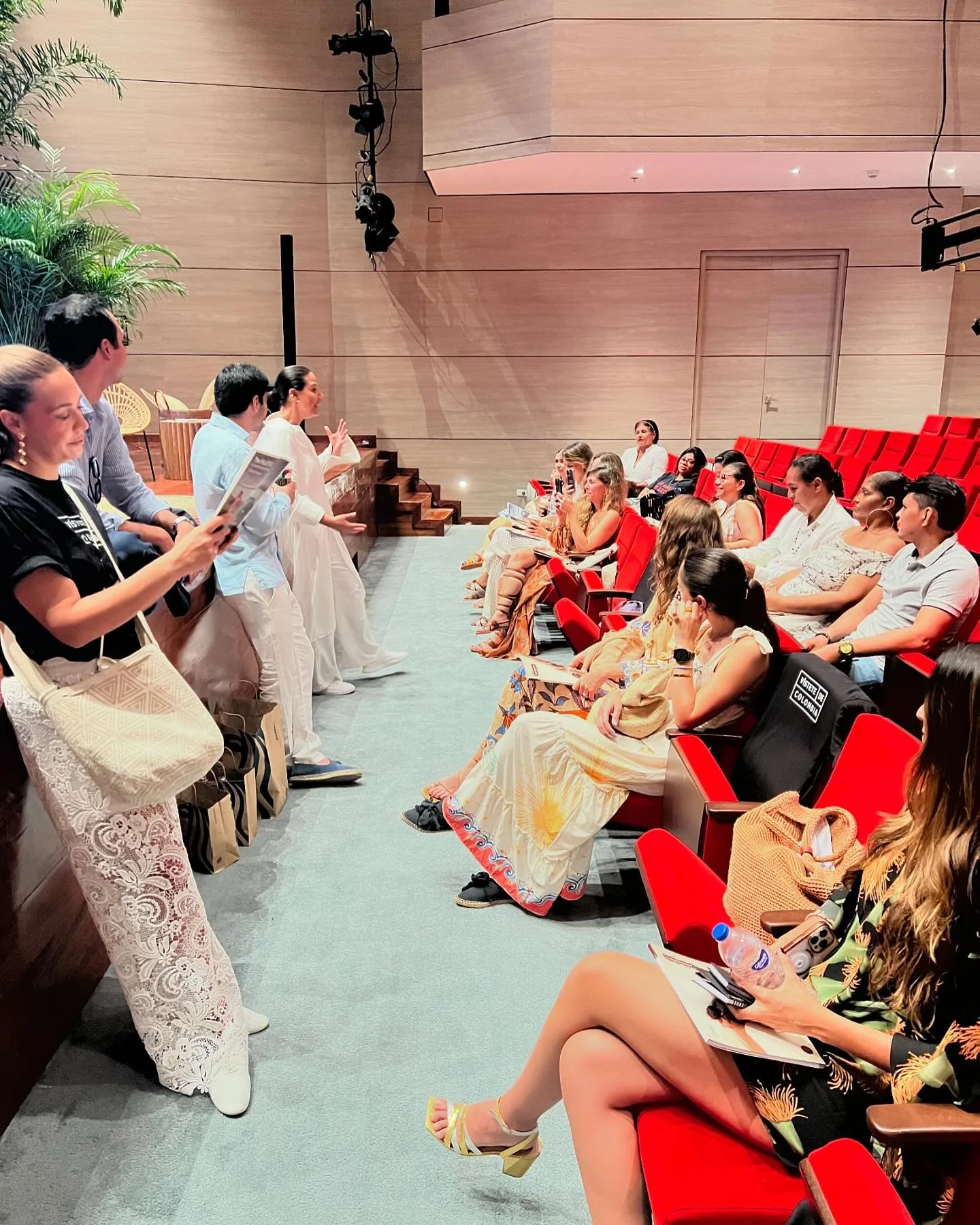 M i e n t r a s  t a n t o

Una espera siempre larga&hellip; la de aguardar al p&uacute;blico. Paciencia y perseverancia en @vistetedecolombia

Palacio de la Proclamaci&oacute;n, Cartagena (Colombia).