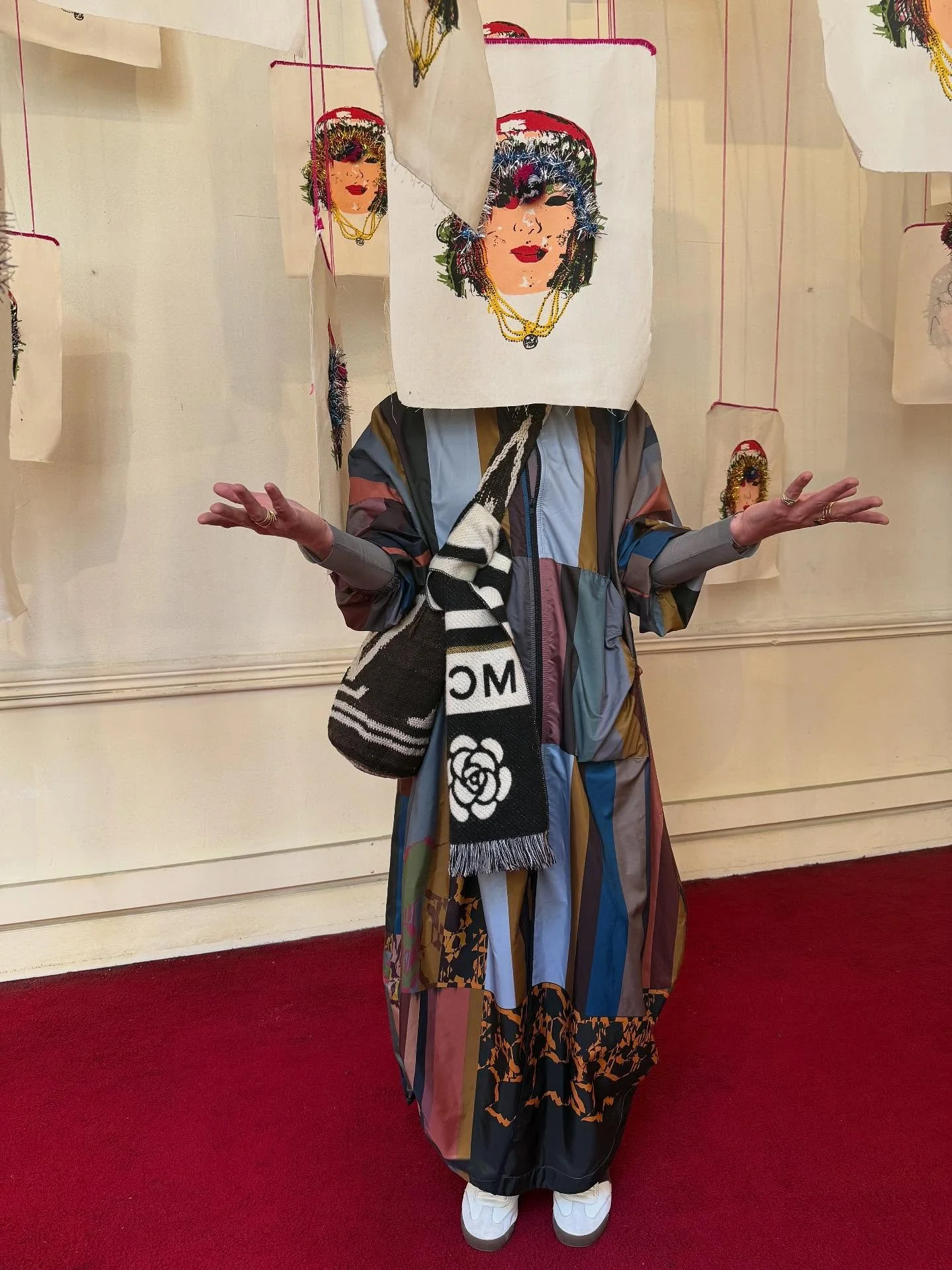 L a s  M o j i g o n g a s

Camuflada detr&aacute;s de una de las m&aacute;scaras reproducidas e interpretadas por la artista Julieth Morales a partir del festejo que acompa&ntilde;a los trueques de su pueblo misak en Cauca (Colombia). 

La intersecc