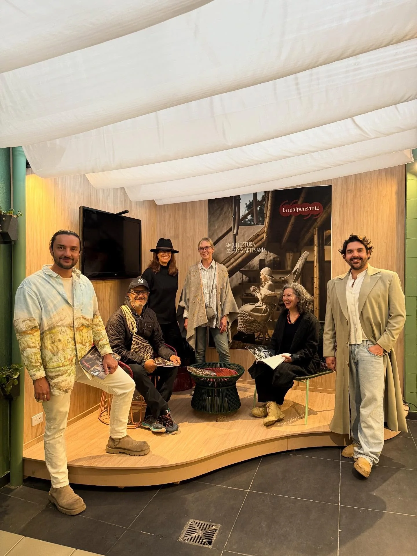 H a b i t a r  e l  e s p a c i o

Aqu&iacute; estamos quienes lo enunciamos desde la edici&oacute;n 2025 de una revista de papel, anual y coleccionable hecha en Colombia que se llama #lamalpensantemoda Arquitectura, Dise&ntilde;o &amp; Artesan&iacut