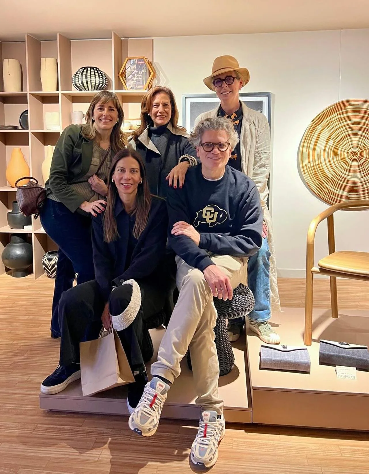 O j o s  e x p e r t o s

De quienes han convertido esta primera edici&oacute;n de #escaparate -proyecto de SillaVerde con @anamariafries - en un relato vivo, exultante en palabras, gestos y valoraciones cr&iacute;ticas. 

&iexcl;Gracias por haber si