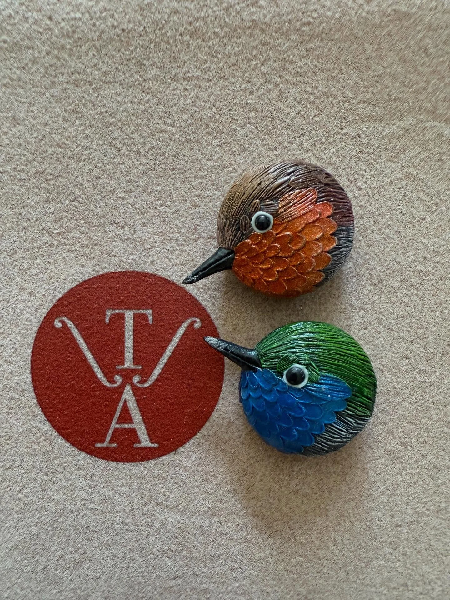 E l  b e s o

Dos colibr&iacute;es que se aman. Arcilla y metal por la virtuosa creadora de joyas nacida en Pasto (Colombia) @tatianaapraezjoyeria Su muestra en #expoartesan&iacute;as cada diciembre en Bogot&aacute; resulta un viaje al asombro.