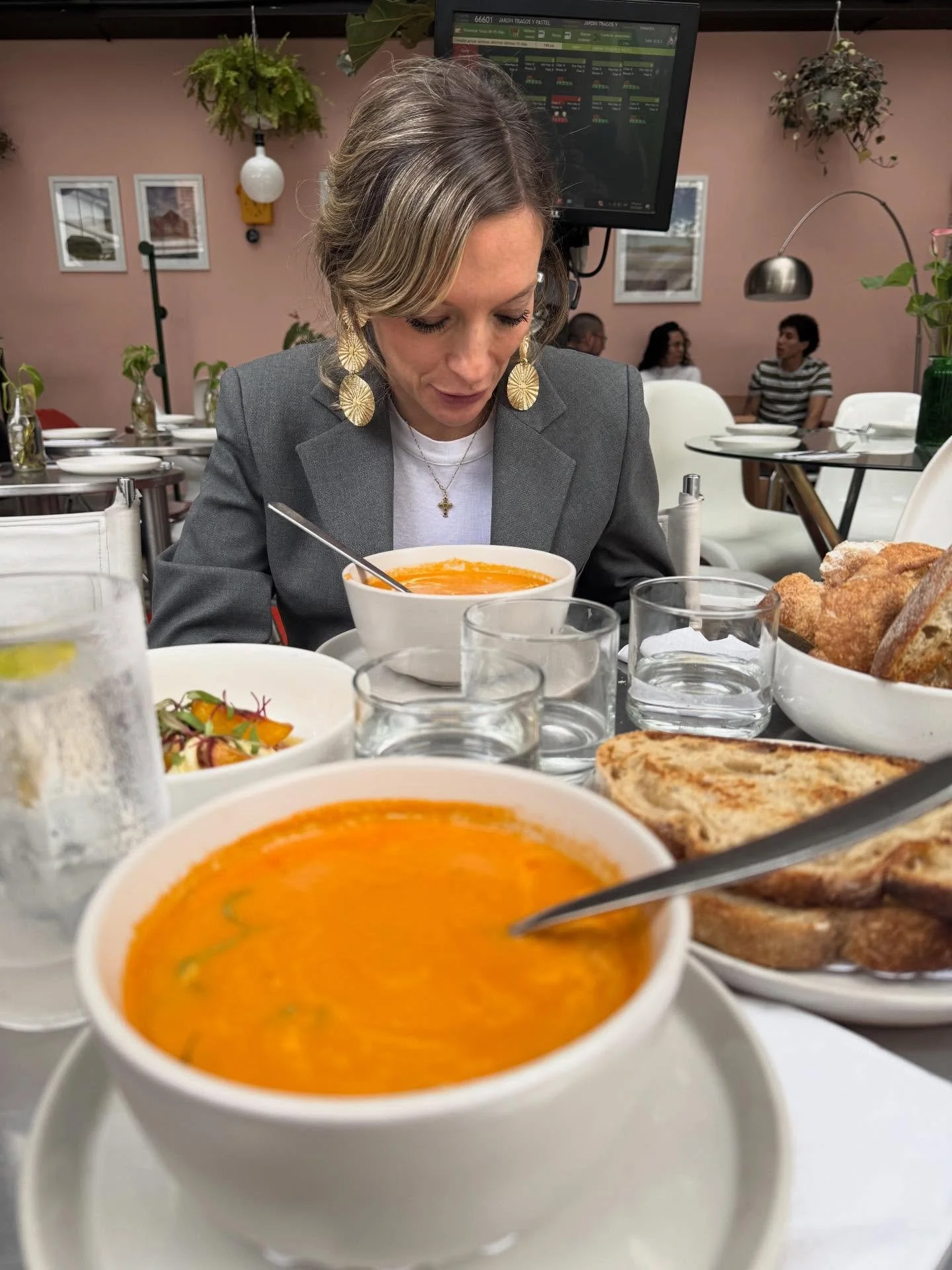 L a  m e j o r

Este 2025 que apuramos juntas ha sido especialmente audaz por tu capacidad para comprender como nadie a esta compa&ntilde;&iacute;a SillaVerde, @angeliqueangelique &iexcl;Gracias infinitas por tu liderazgo digital y expansiva alma sie