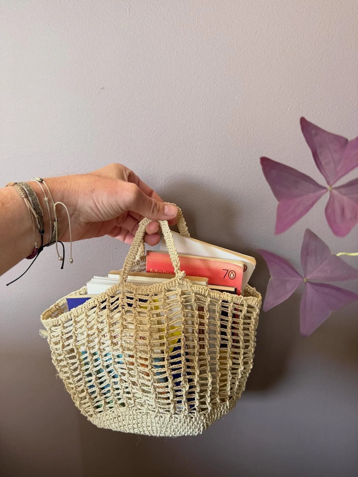 P o r t a b l e s

Mis bibliotecas son m&oacute;viles, ediciones peque&ntilde;as en tama&ntilde;o y portentosas en su contenido, variadas y apetitosas. Domingo de lectura para viajar sin salir del lugar que m&aacute;s quiero. Aprovecho y convivo as&i