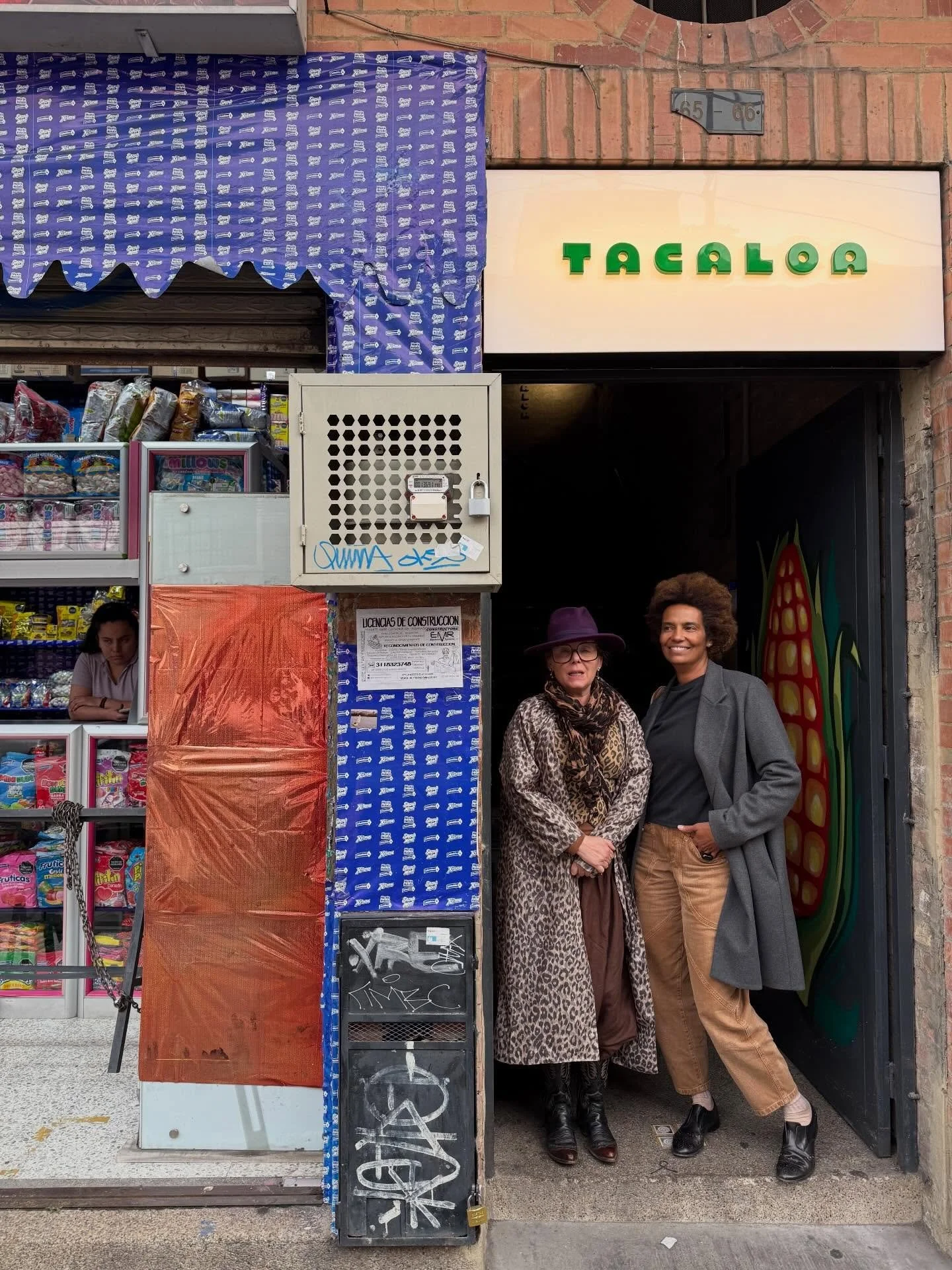 B a r r i o  e s  b a r r i o

Les amies en trepidante encuentro&hellip; 
Existir en Bogot&aacute; sabe, supone ser, y se respira 
s i e m p r e 
entre intensos contrastes.