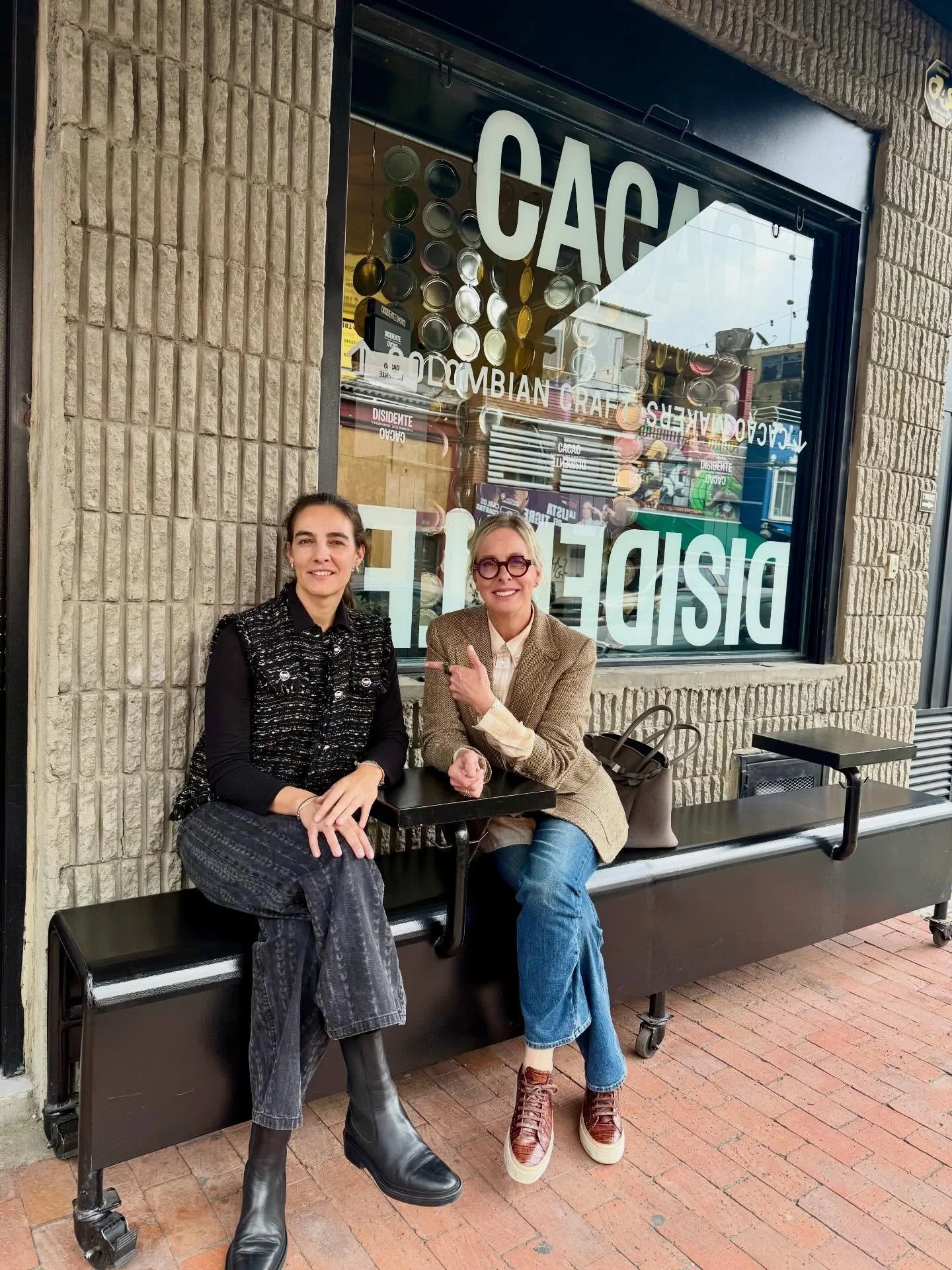 E s p a &ntilde; o l e t a s  e n  l a  m a n i g u a

Serendipity veraz de c&oacute;mo 2 mujeres sembradas en Colombia, mam&aacute;s de hijos locales, somos empresarias convencidas de la relevancia de conocer, investigar, crear y aportar a este pa&i