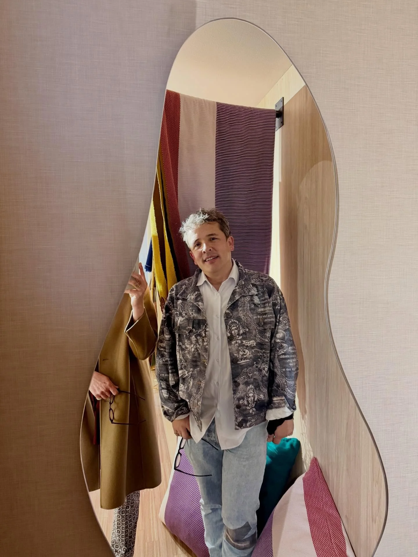 F a b u l o s o

Empezamos a fantasear en @casamalpensante_ con el modisto que lee a la par que cose @jorgeduquevelez 🌟