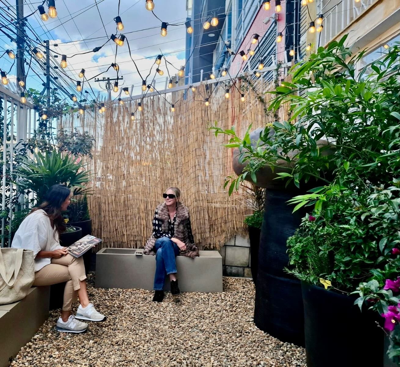 H i l o  s a g r a d o . . .

El del oficio editorial que realizamos en SillaVerde y motivo de di&aacute;logos en bucle con lectoras como Natalia Bertel, CEO @hsagrado 

Tema: la revista 2025 de #lamalpensantemoda 

En nuestra sede @casamalpensante_ 