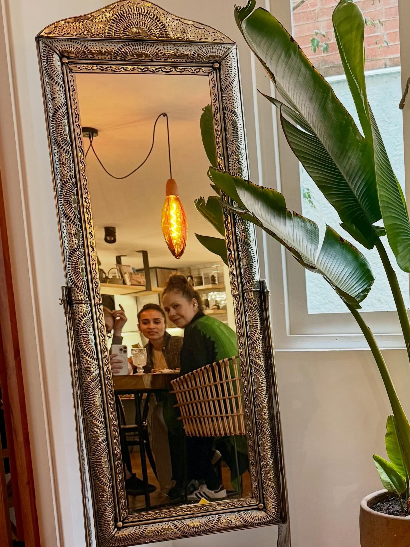 8  d e  m a r z o

Entre mujeres @lacrispetica @venuzwhite y ante la imagen que nos devuelve el espejo, a cada una la de las otras.