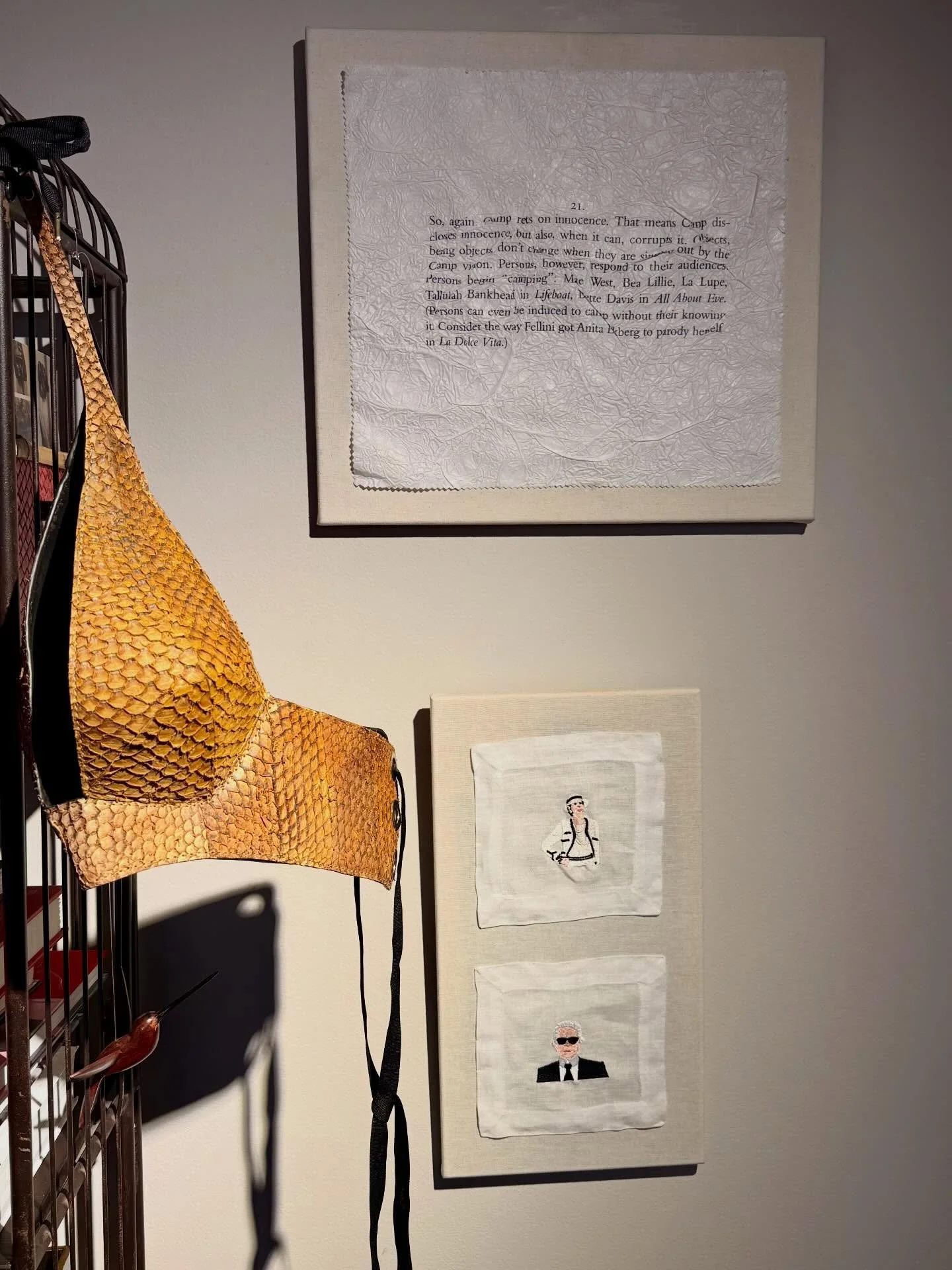 M o t i v a c i &oacute; n

Se escribe y se crea rodeada de artefactos que sugieren vetas nuevas, distintas cada vez que las miras. Estudio SillaVerde.

Cors&eacute; en piel de pescado de @jorgeduquevelez 

Texto de Susan Sontag sobre papel textil

R