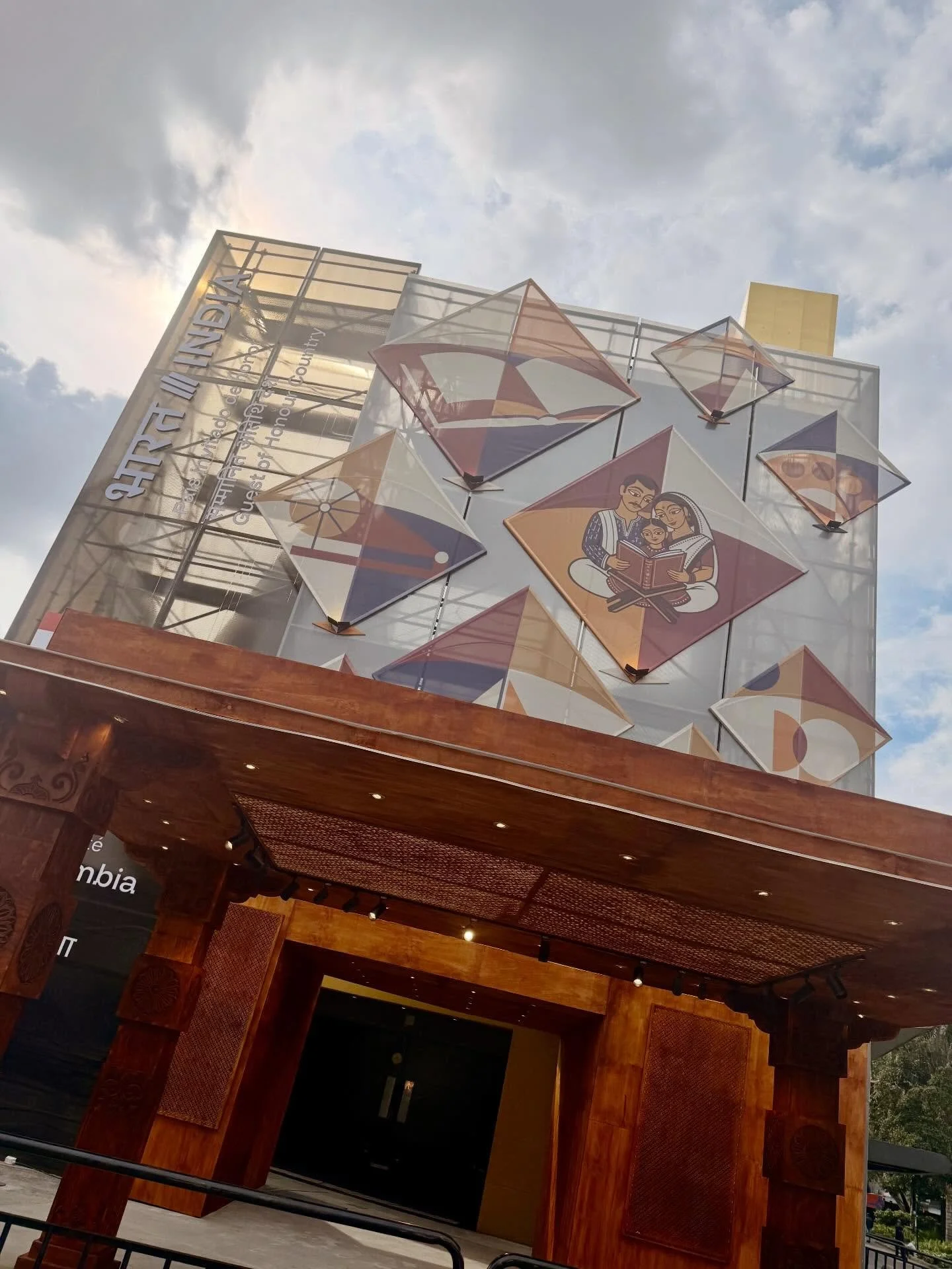 I n d i a  e n  F I L B O

Una oportunidad para sumergirse en la literatura india, vasta y diversa como el pa&iacute;s del &Iacute;ndico. Aprecio el dise&ntilde;o del pabell&oacute;n que nos recibe a lectoras y lectores.

En @corferias Bogot&aacute; 