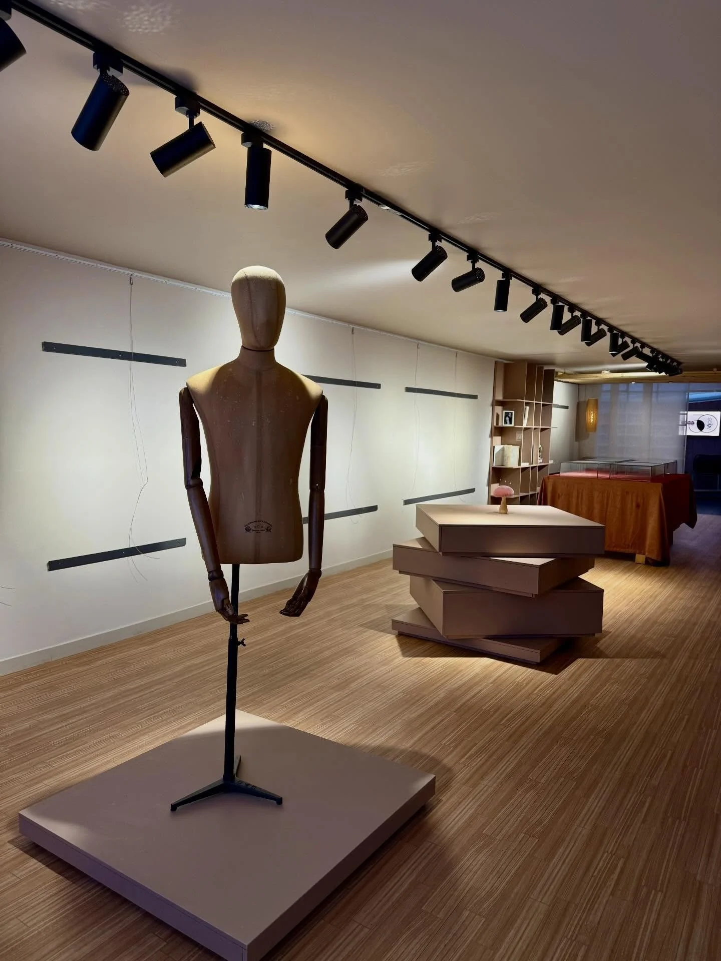 E m o c i o n a n t e

Desde hace 13 semanas estamos concibiendo y desarrollando la segunda exhibici&oacute;n anual en @casamalpensante_ 

Est&aacute; dedicada al modisto, creador y narrador @jorgeduquevelez Escudri&ntilde;amos en su archivo y taller